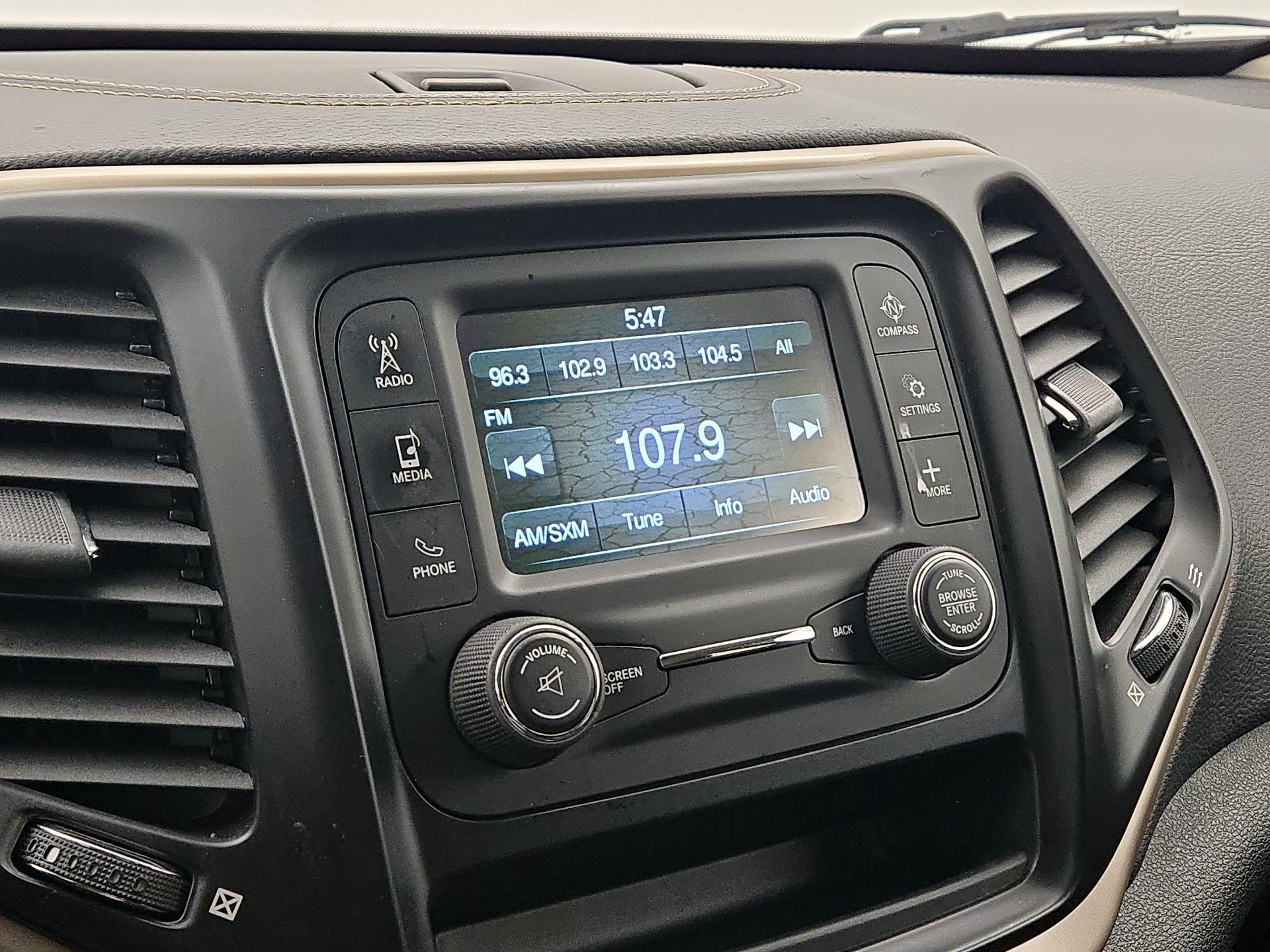 Thumbnail: 2016 Jeep Cherokee - 15