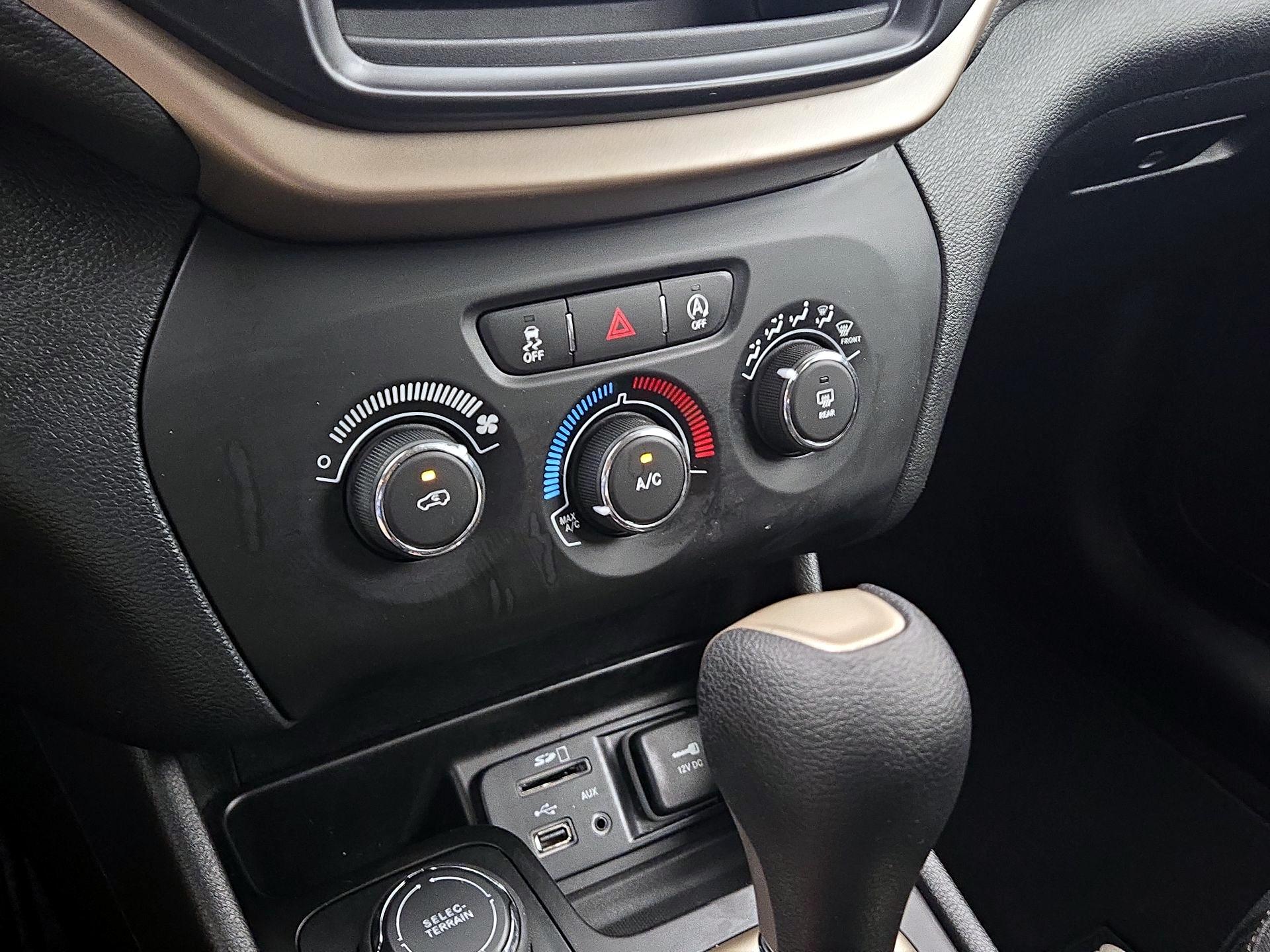 Thumbnail: 2016 Jeep Cherokee - 16