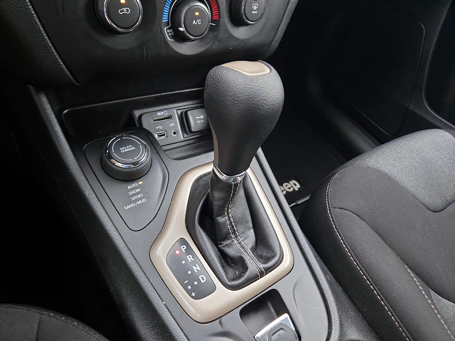 Thumbnail: 2016 Jeep Cherokee - 17