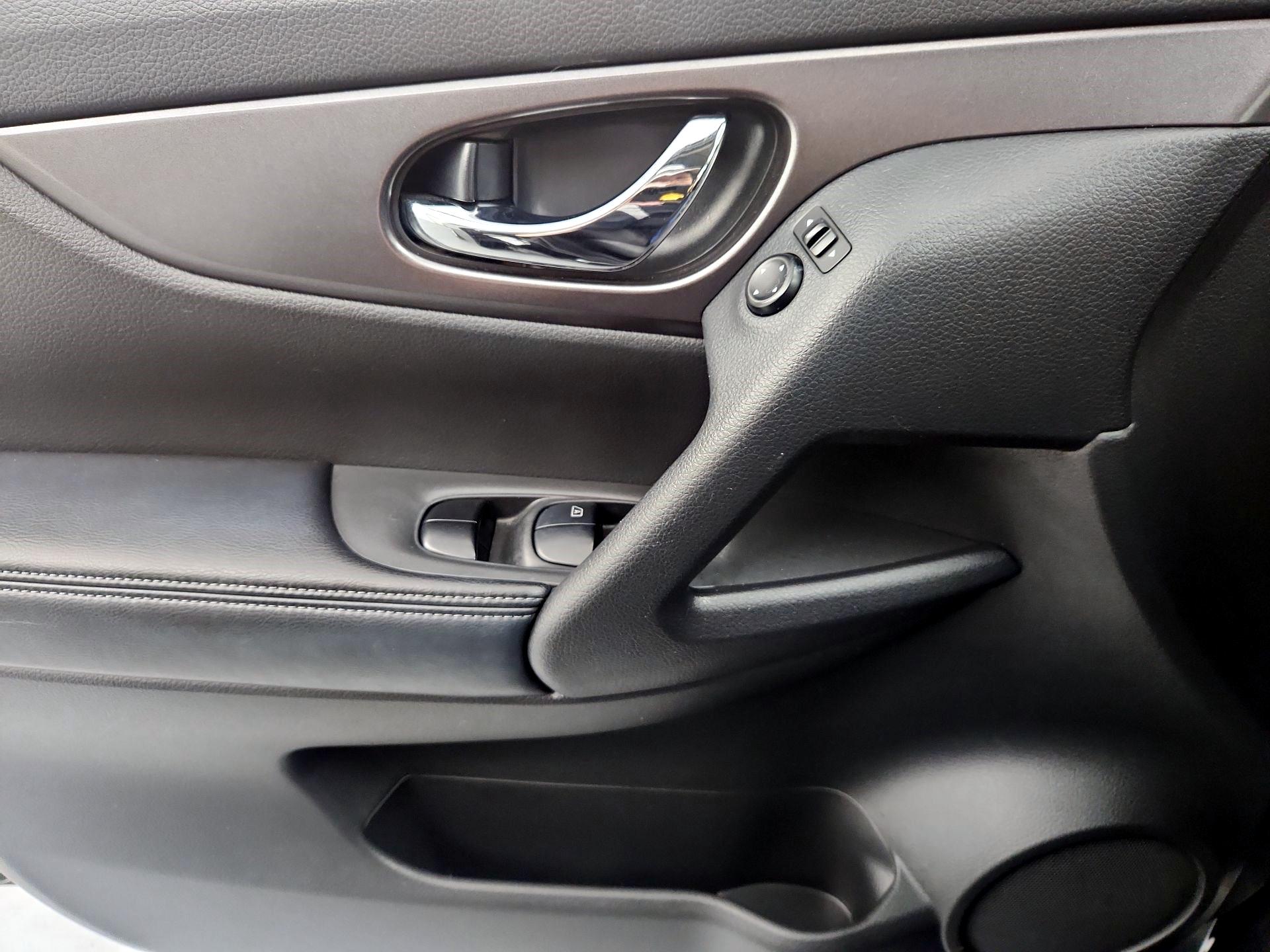 Thumbnail: 2016 Nissan Rogue - 12