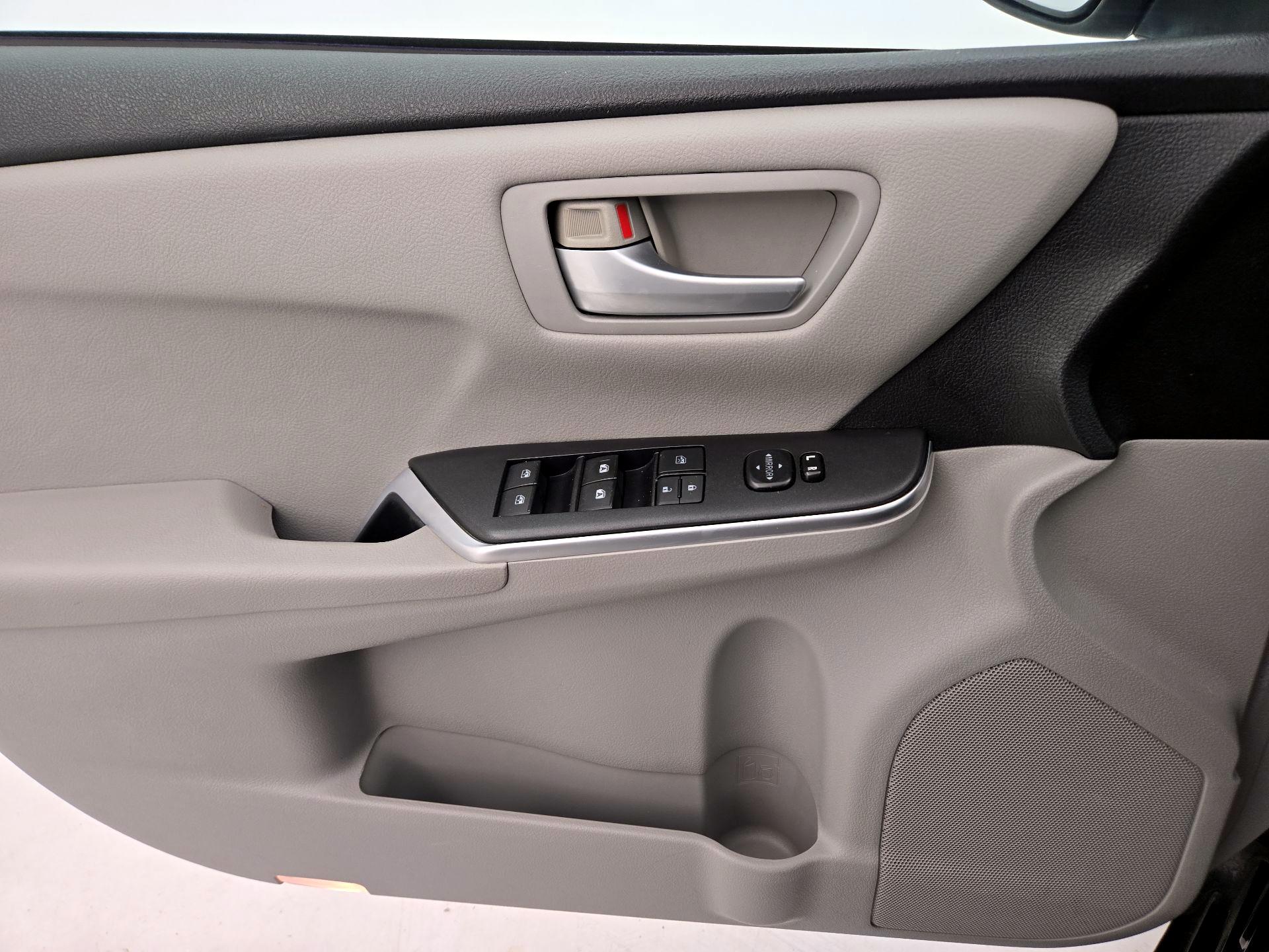 Thumbnail: 2015 Toyota Camry - 12