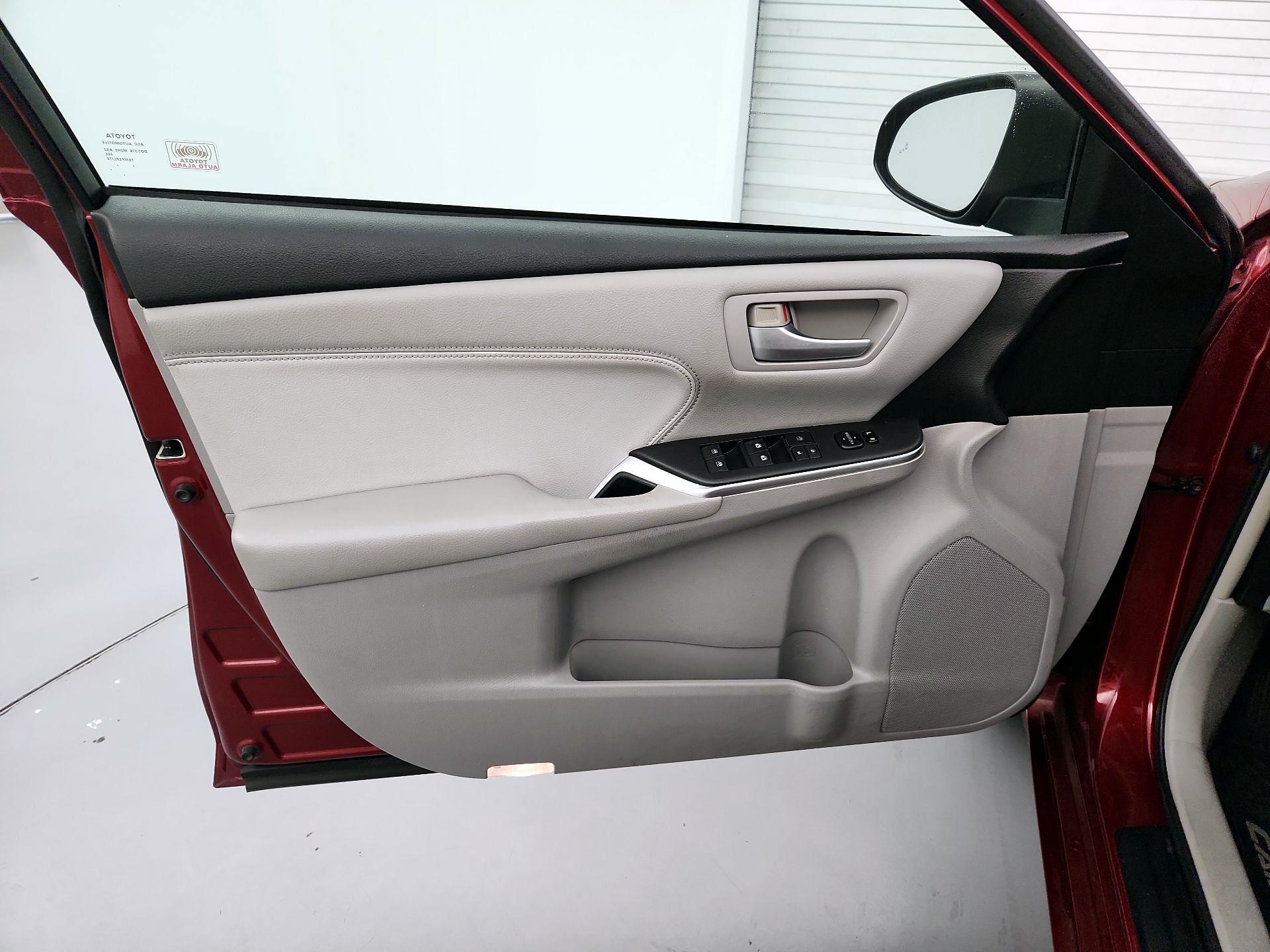 Thumbnail: 2016 Toyota Camry - 12