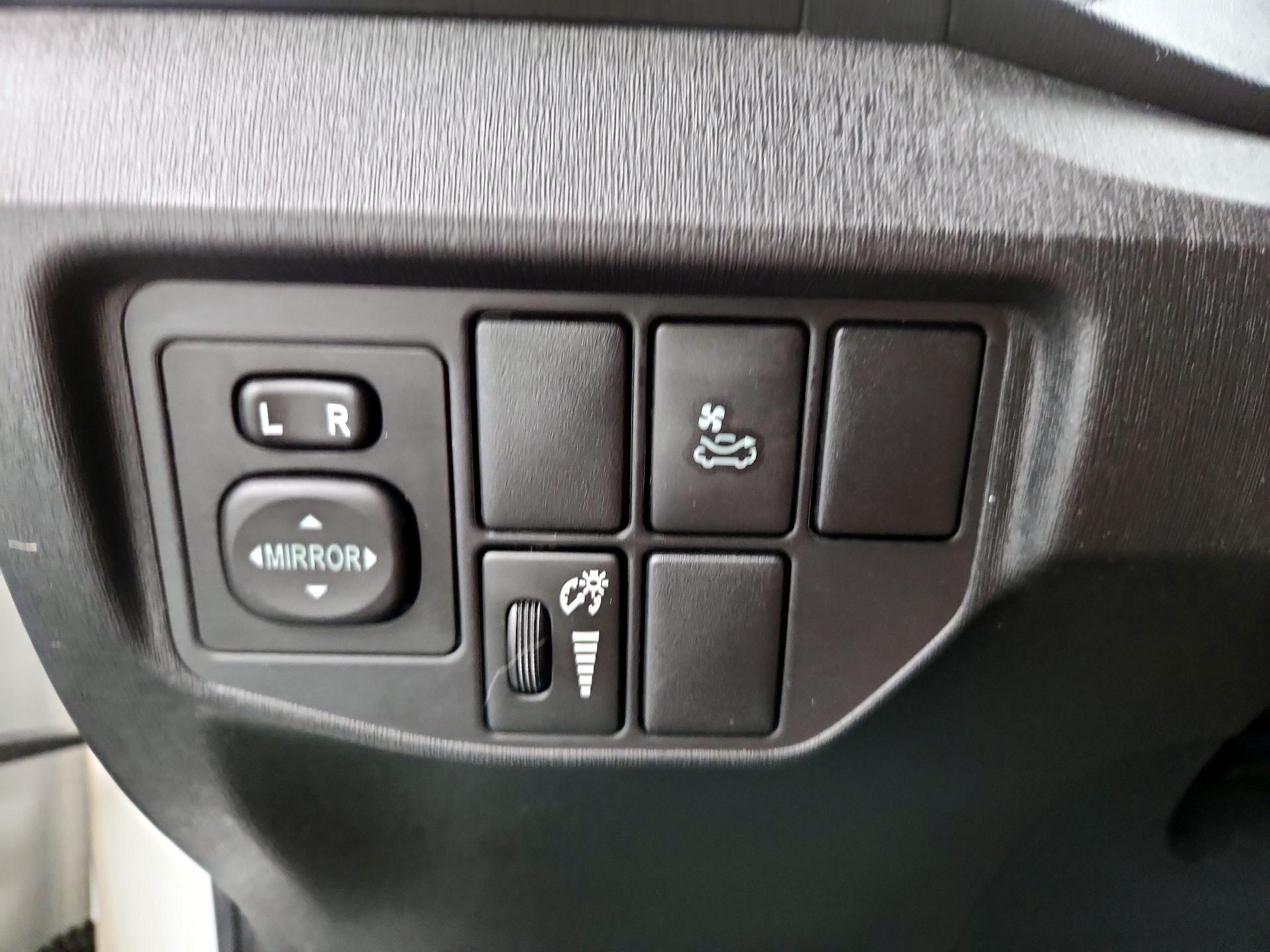 Thumbnail: 2015 Toyota Prius - 13