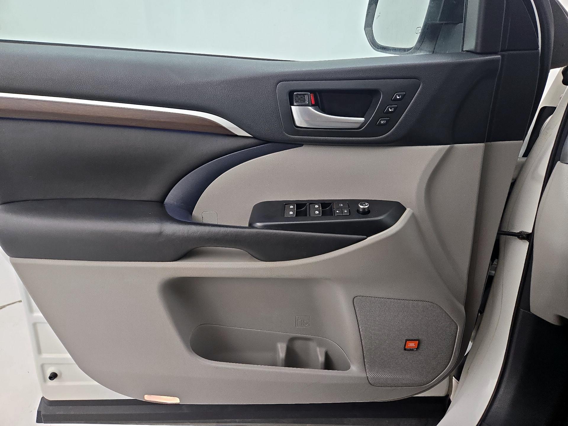 Thumbnail: 2016 Toyota Highlander - 12