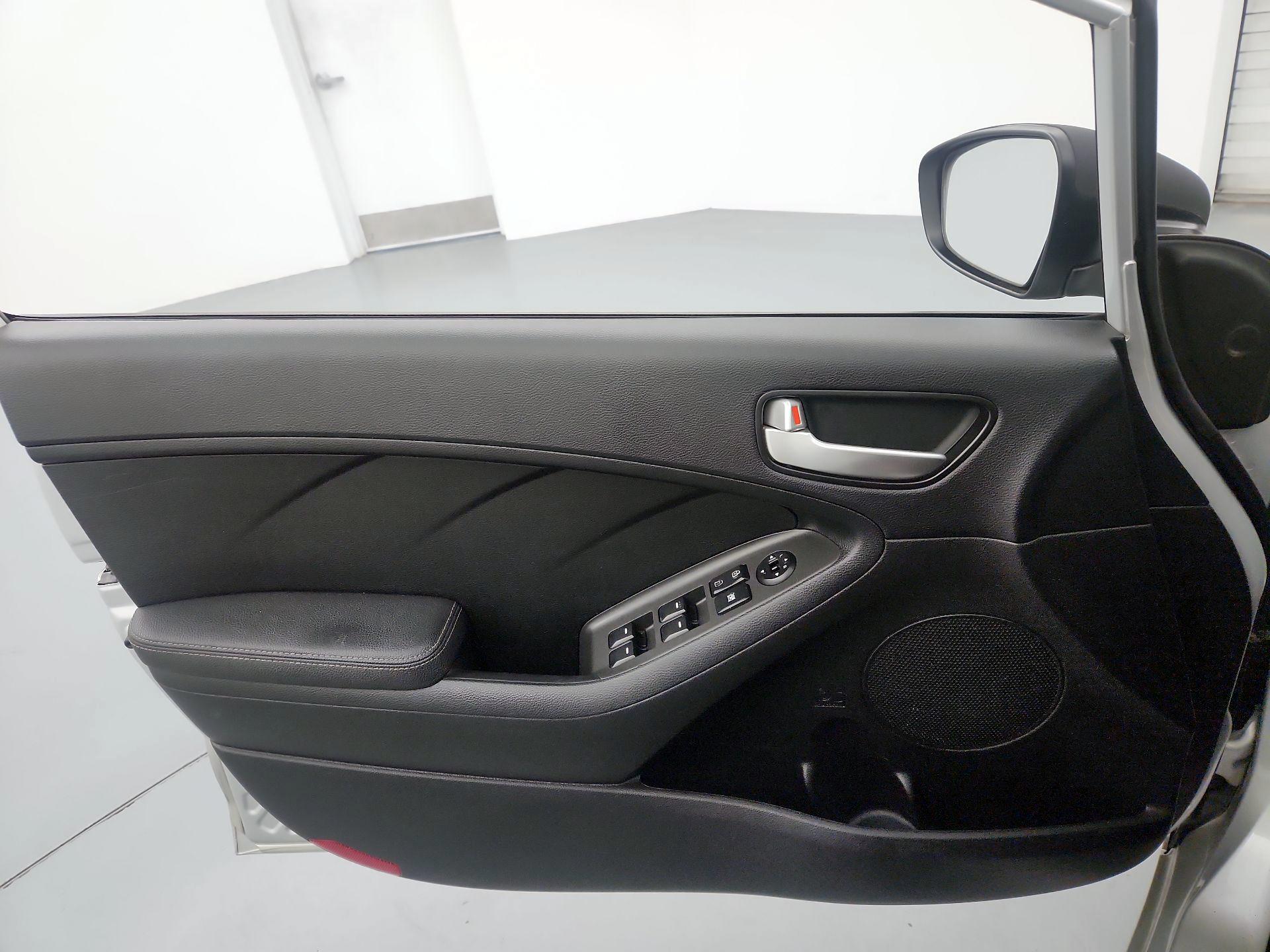 Thumbnail: 2017 Kia Forte - 12