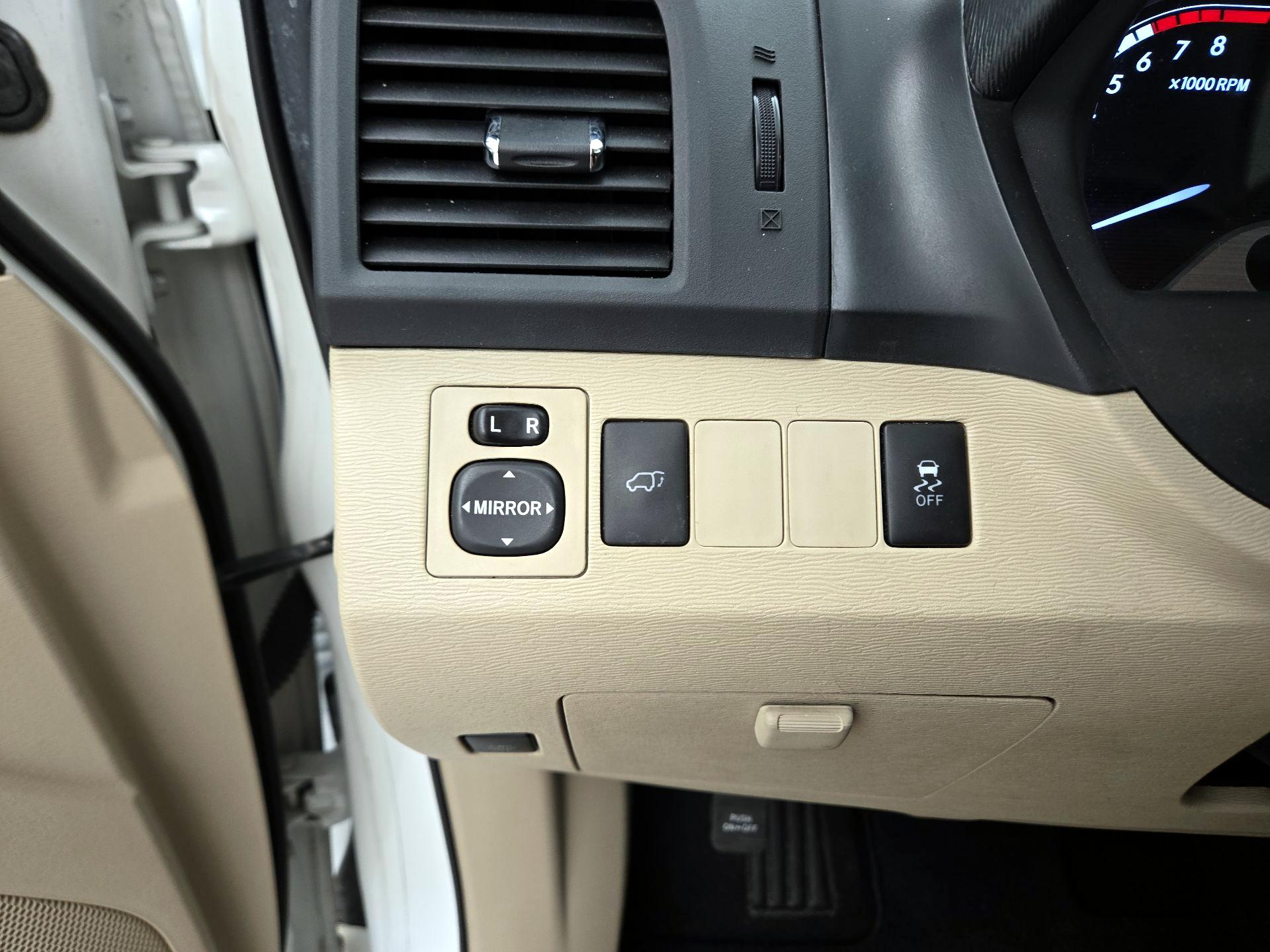 Thumbnail: 2013 Toyota Venza - 13
