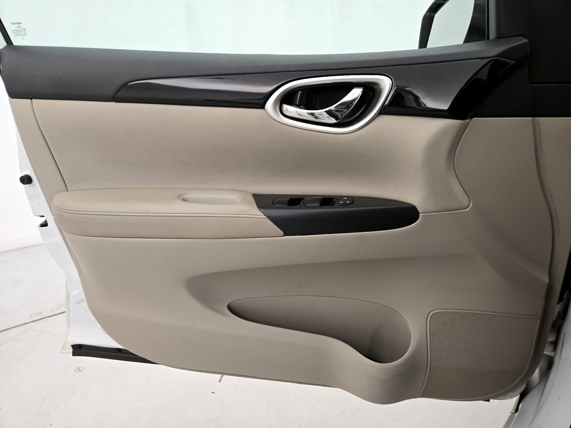 Thumbnail: 2016 Nissan Sentra - 12