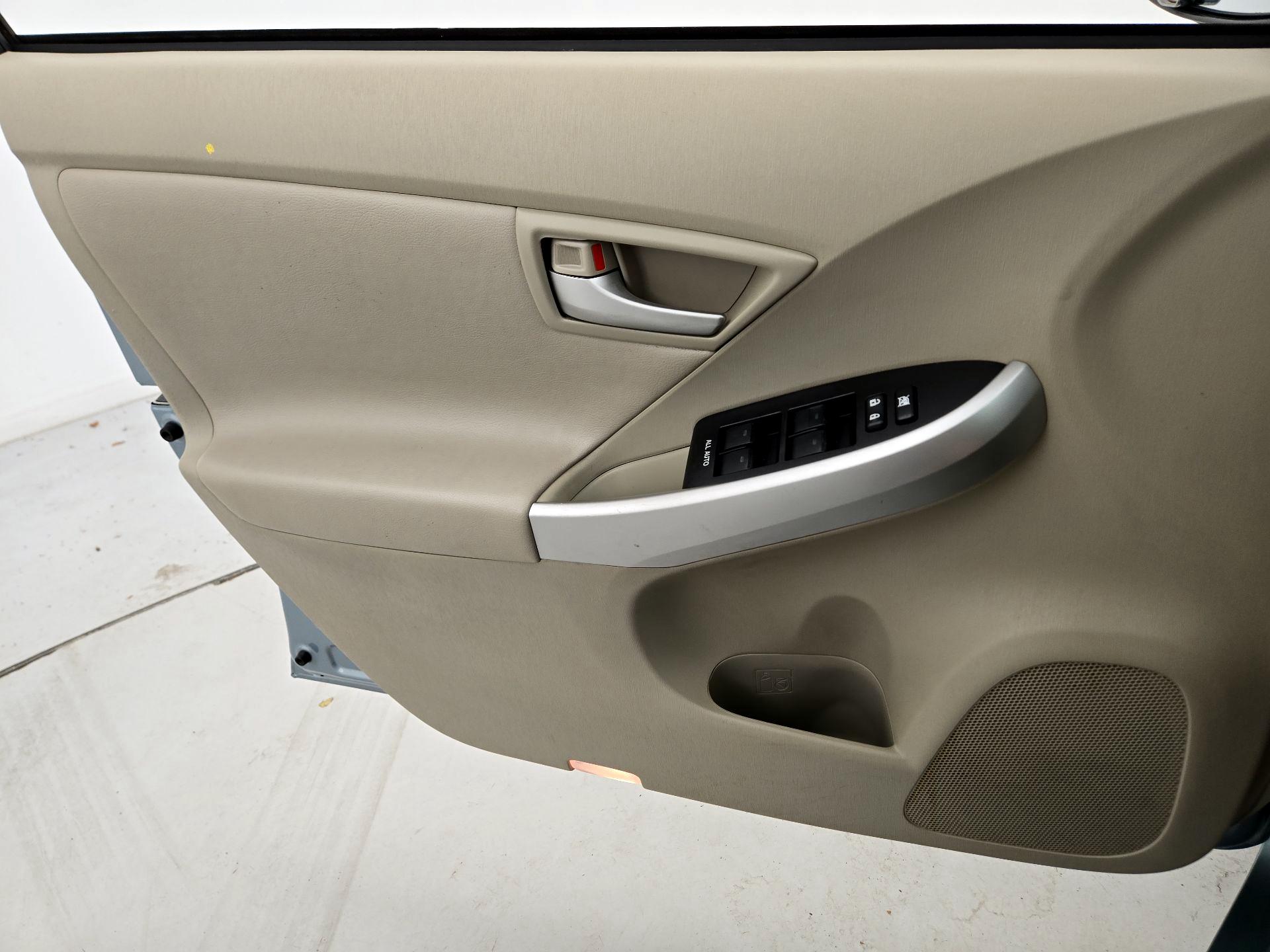 Thumbnail: 2015 Toyota Prius - 12