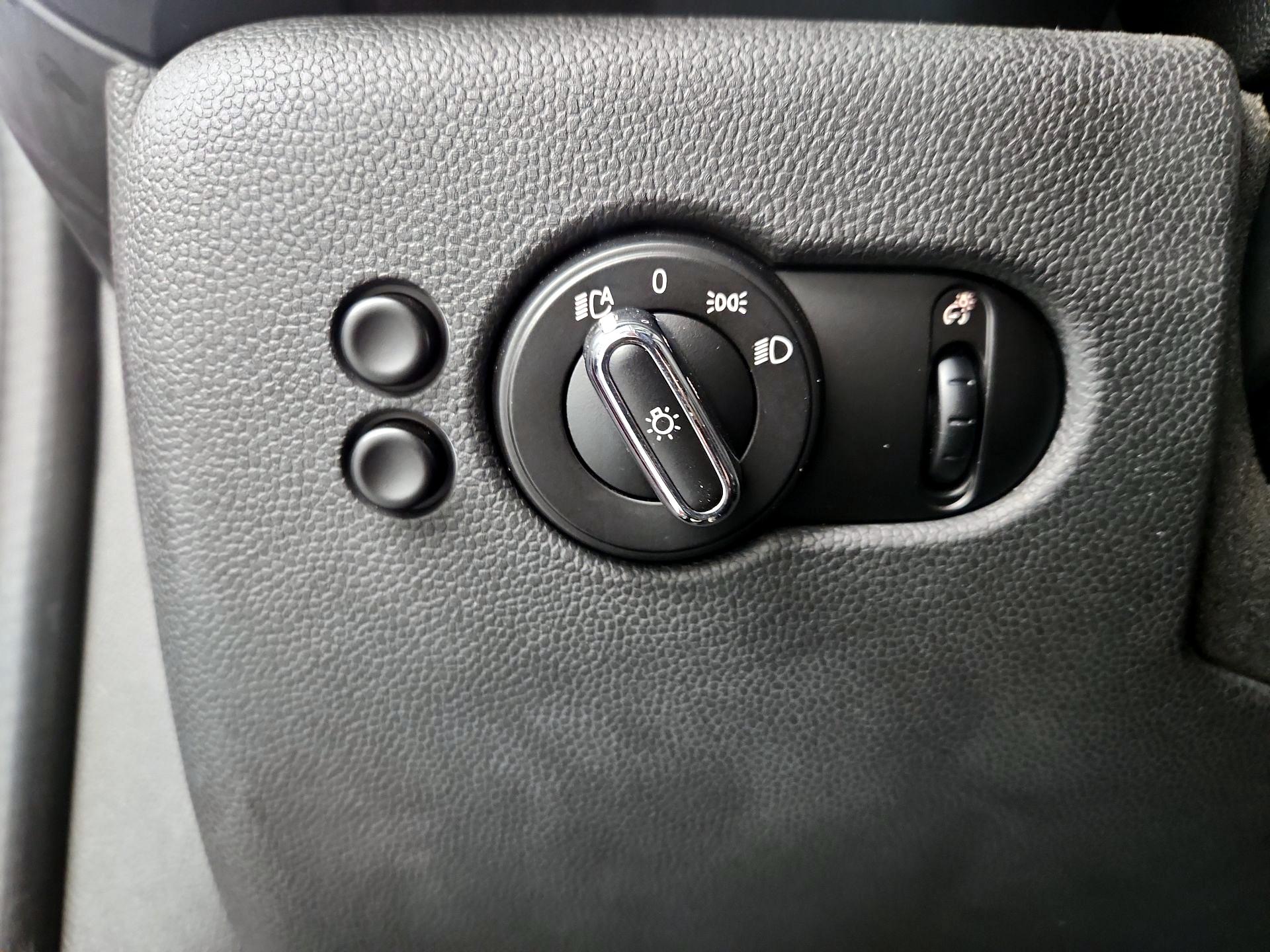 Thumbnail: 2015 MINI Cooper Hardtop - 13