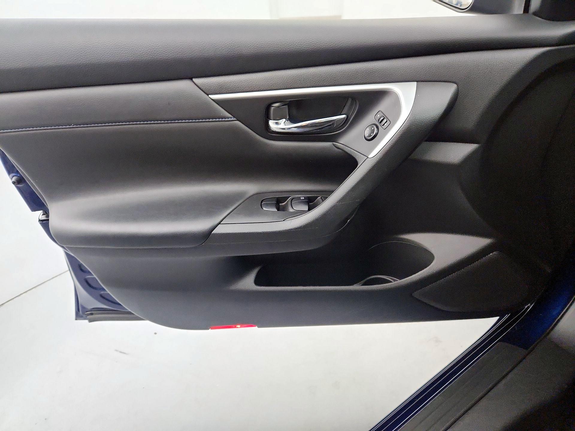 Thumbnail: 2016 Nissan Altima - 12