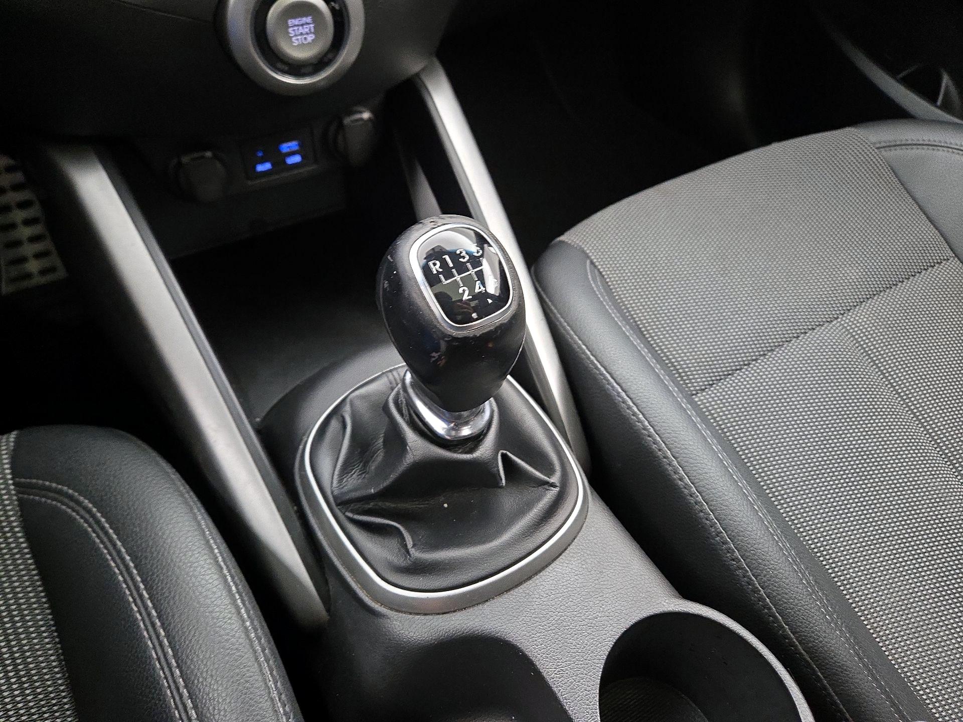 Thumbnail: 2016 Hyundai Veloster - 18