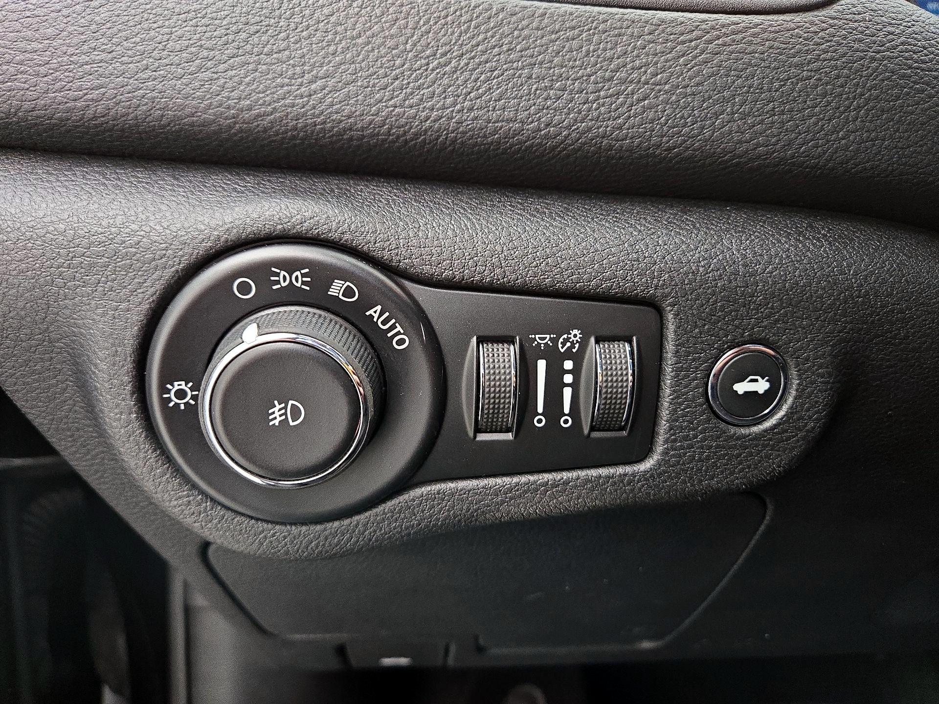 Thumbnail: 2016 Chrysler 200 - 13