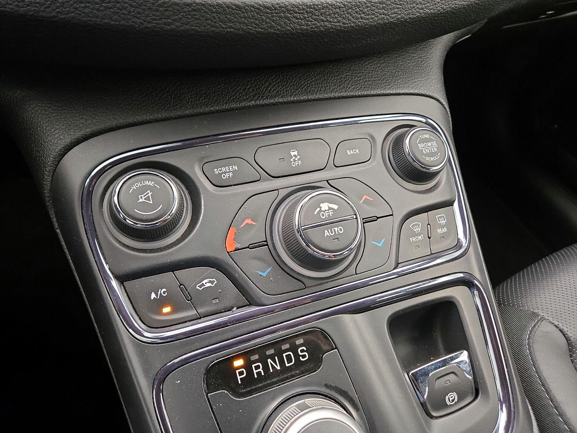Thumbnail: 2016 Chrysler 200 - 17