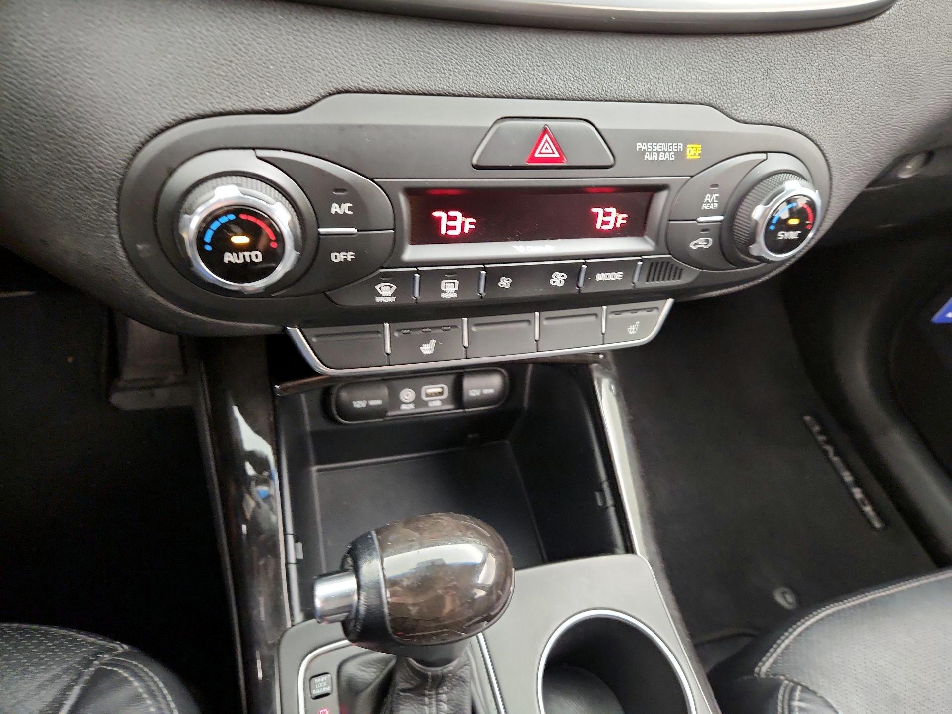 Thumbnail: 2016 Kia Sorento - 16