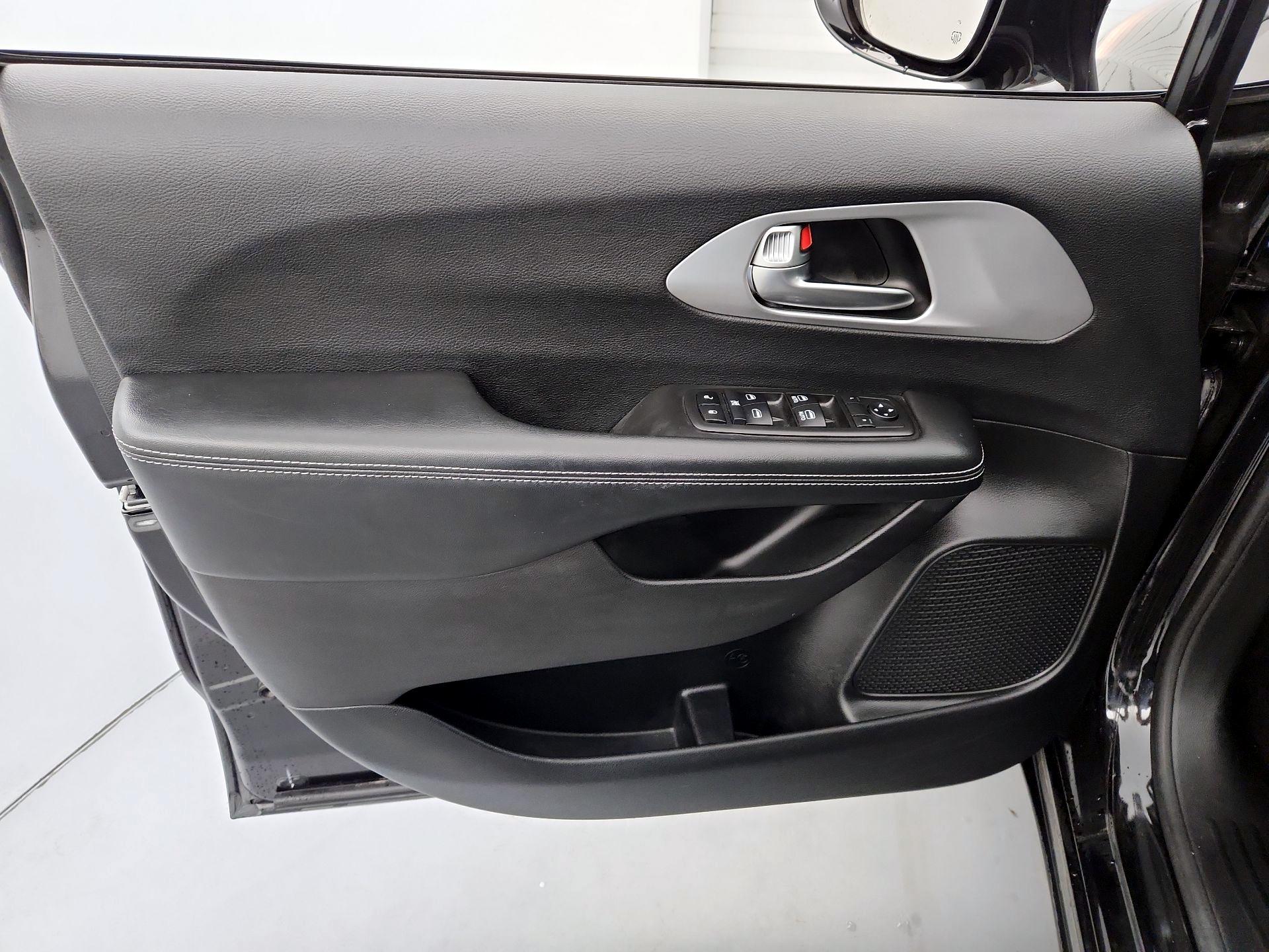 Thumbnail: 2019 Chrysler Pacifica - 12
