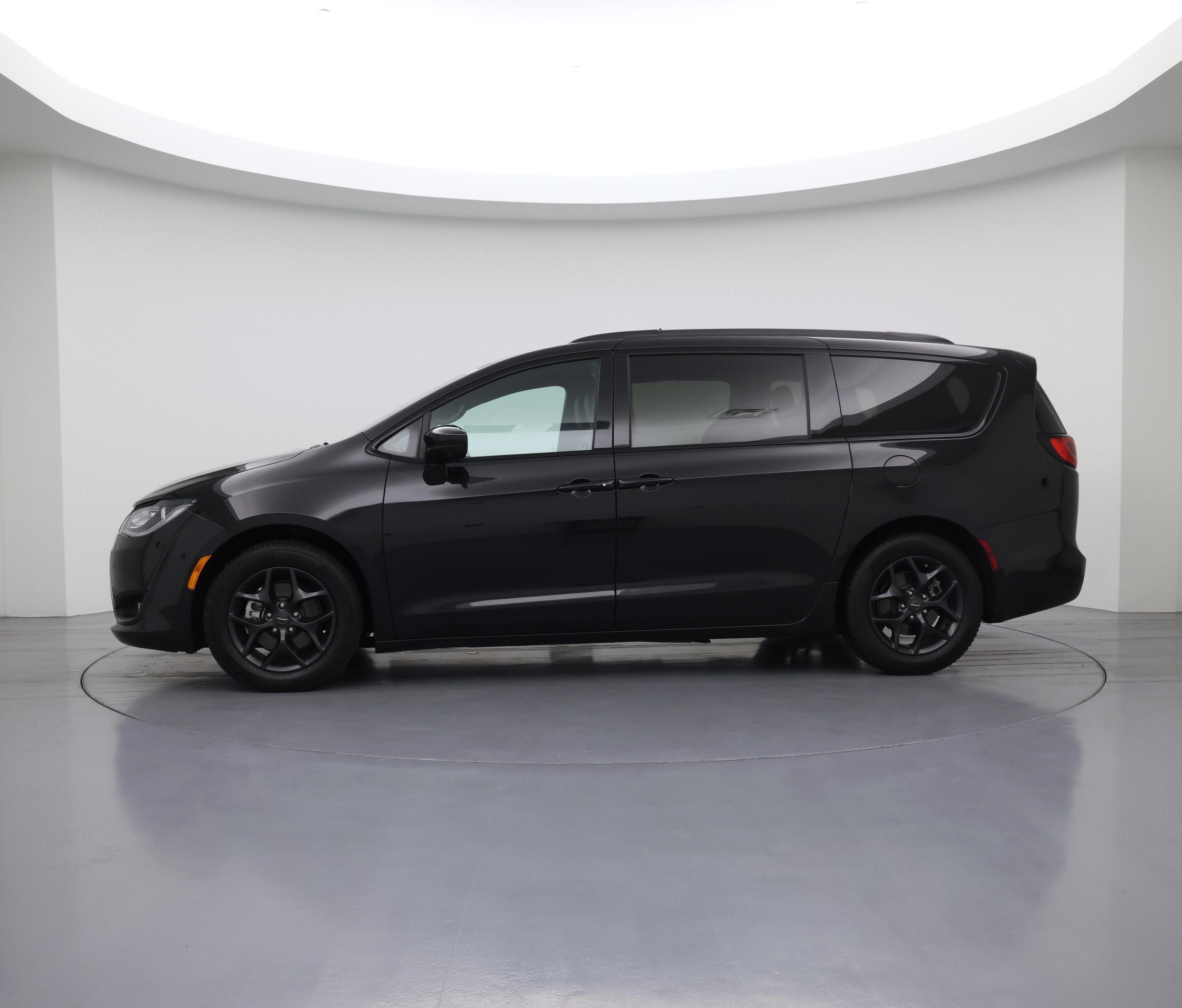 Thumbnail: 2019 Chrysler Pacifica - 3