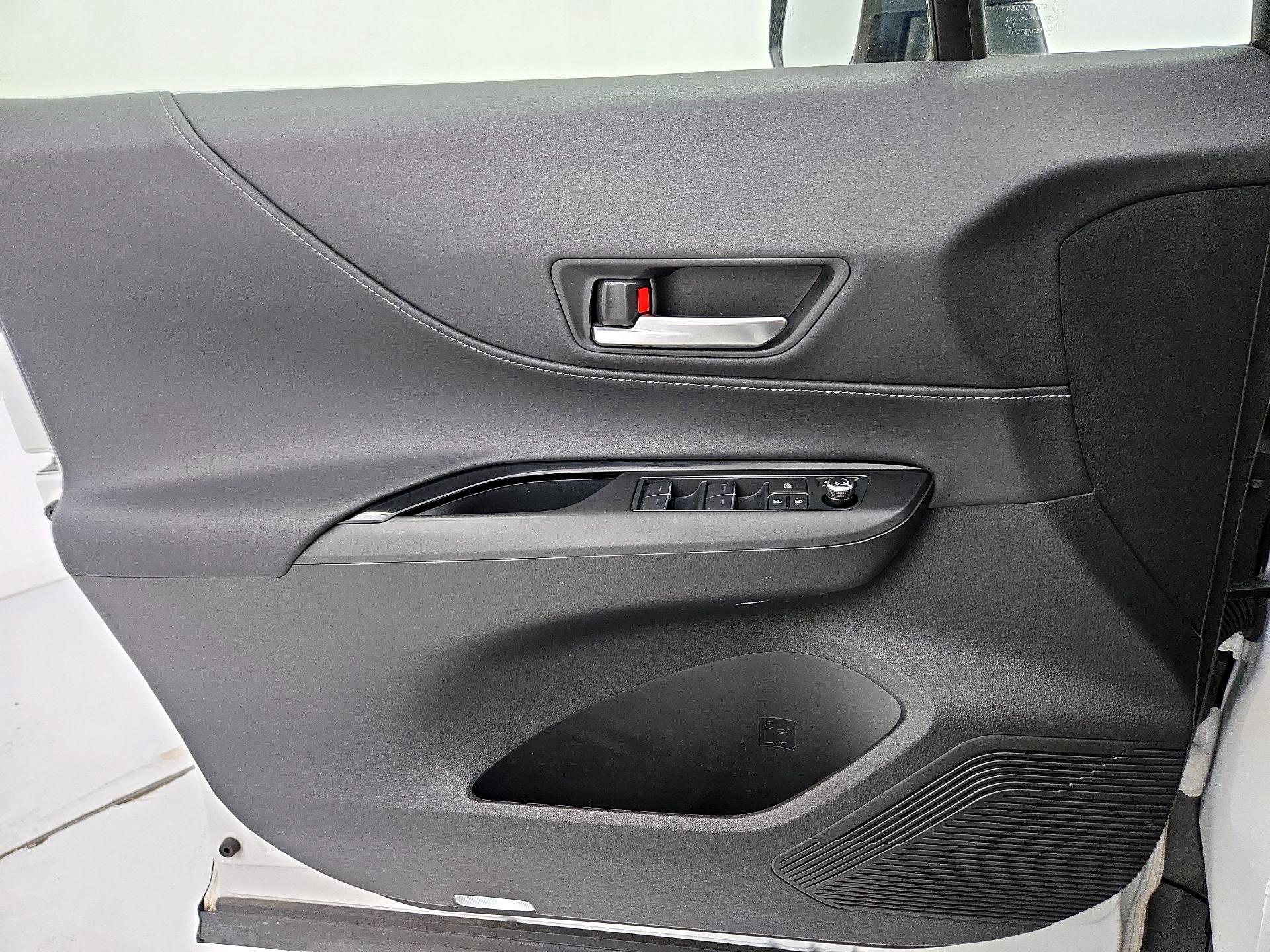 Thumbnail: 2022 Toyota Venza - 12