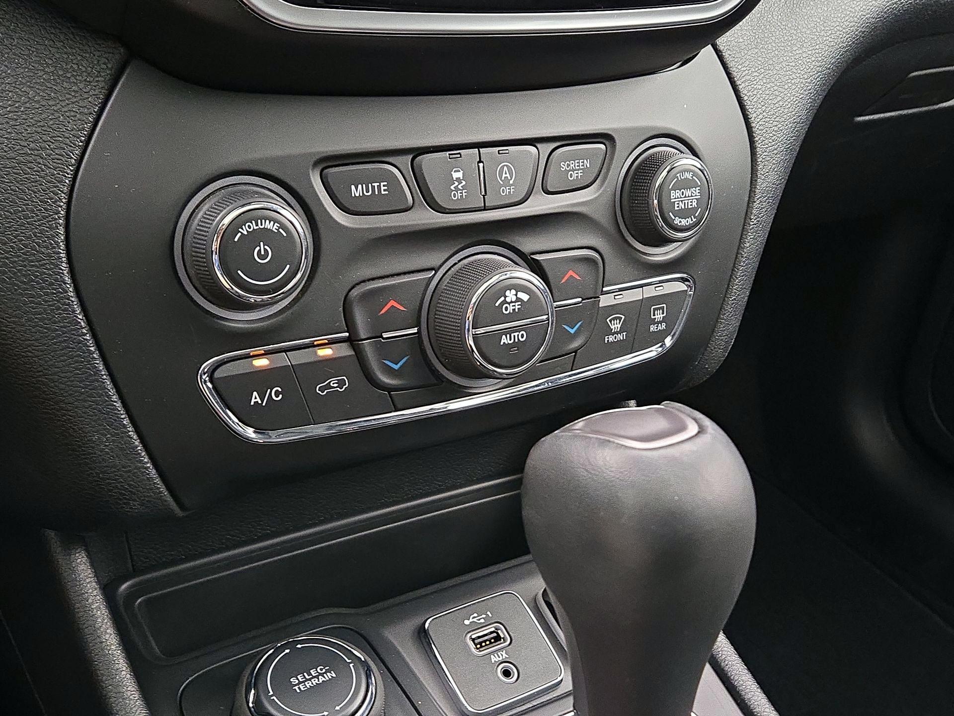 Thumbnail: 2020 Jeep Cherokee - 16