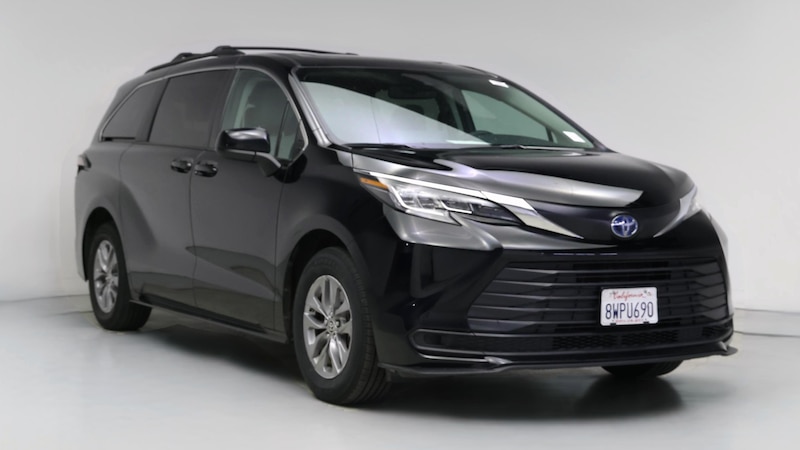 2022 Toyota Sienna LE Hero Image