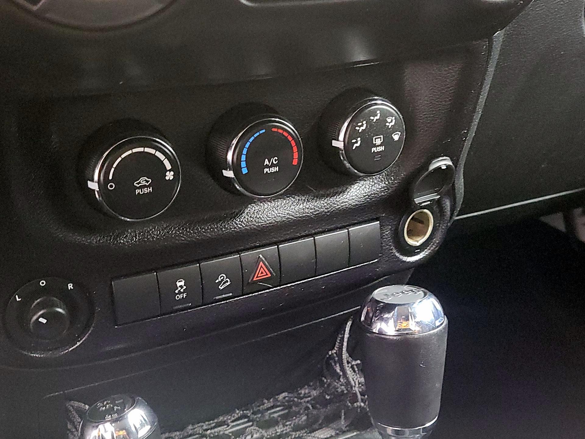 Thumbnail: 2016 Jeep Wrangler - 14