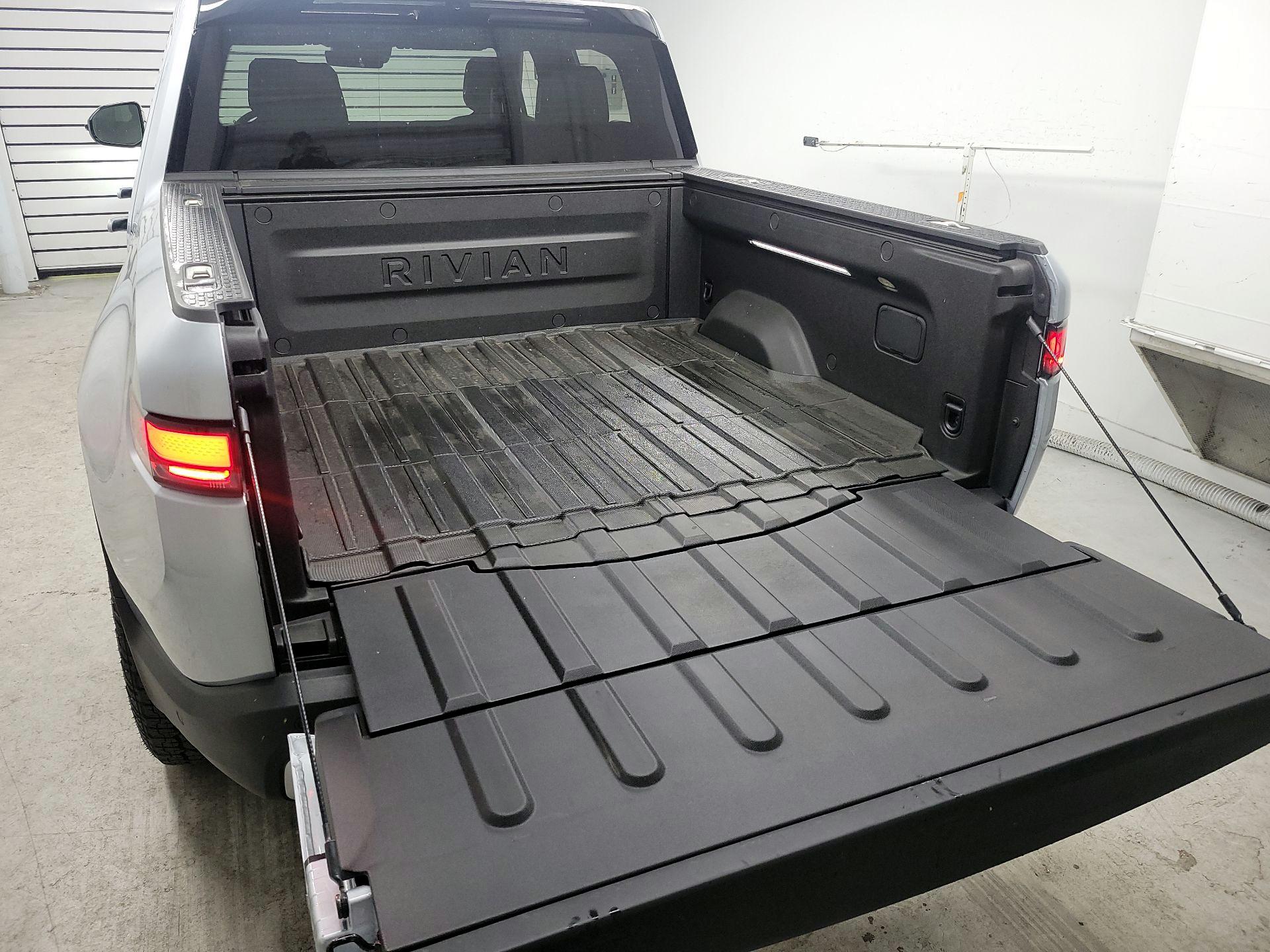 Thumbnail: 2025 Rivian R1T - 18