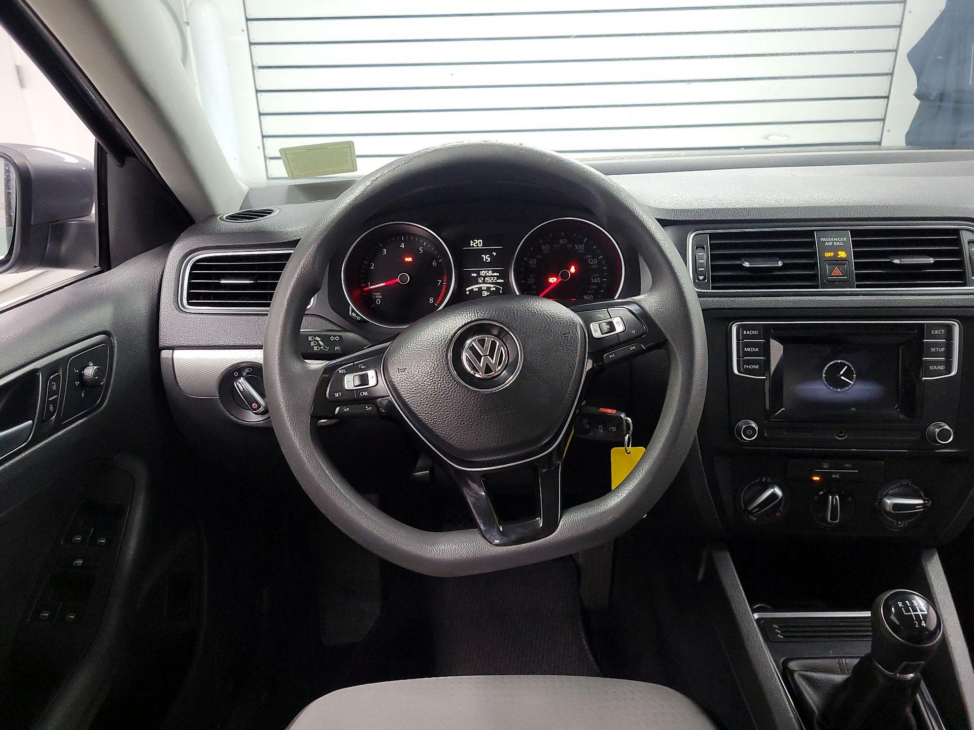 Thumbnail: 2017 Volkswagen Jetta - 10