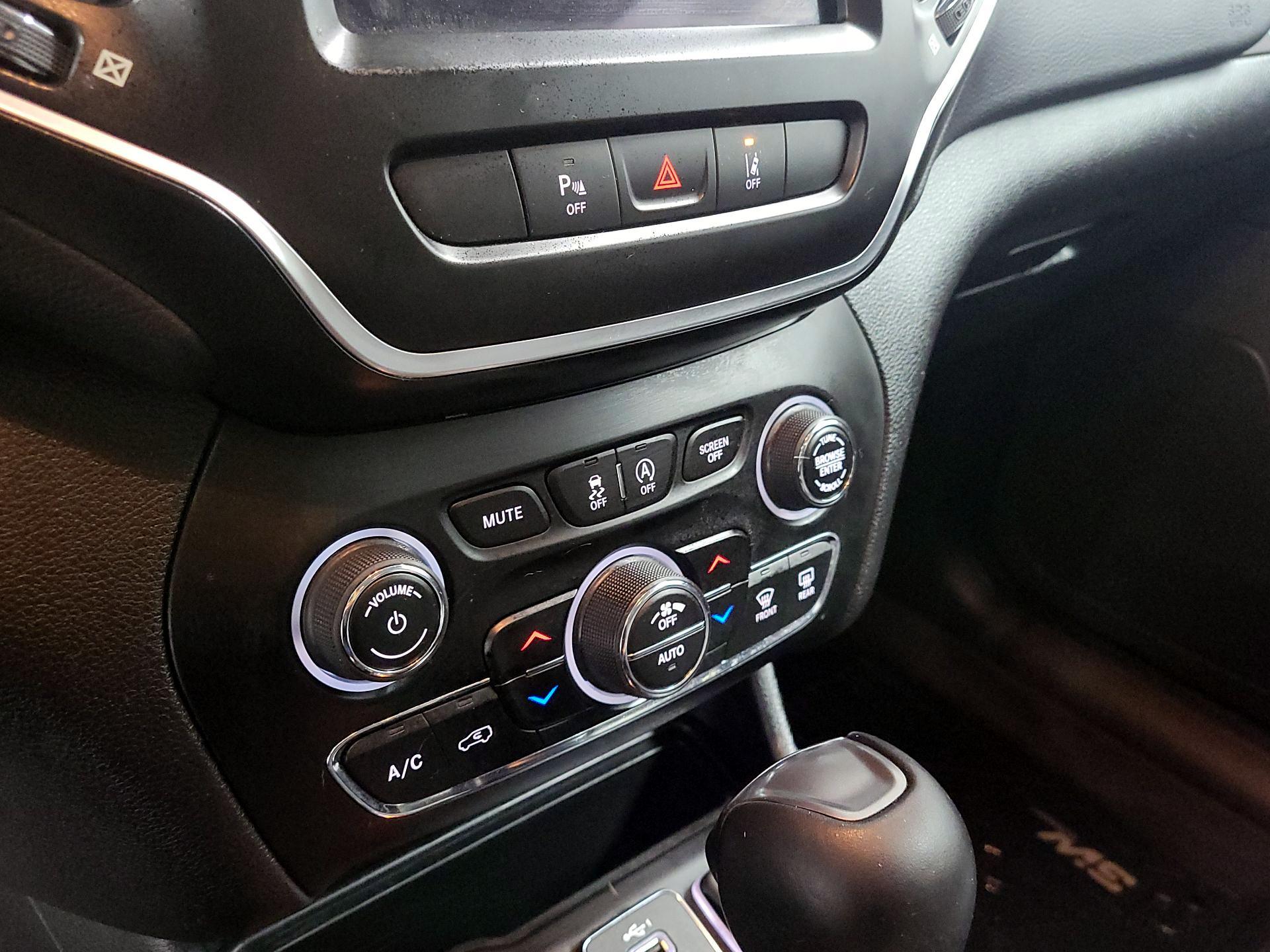 Thumbnail: 2021 Jeep Cherokee - 16