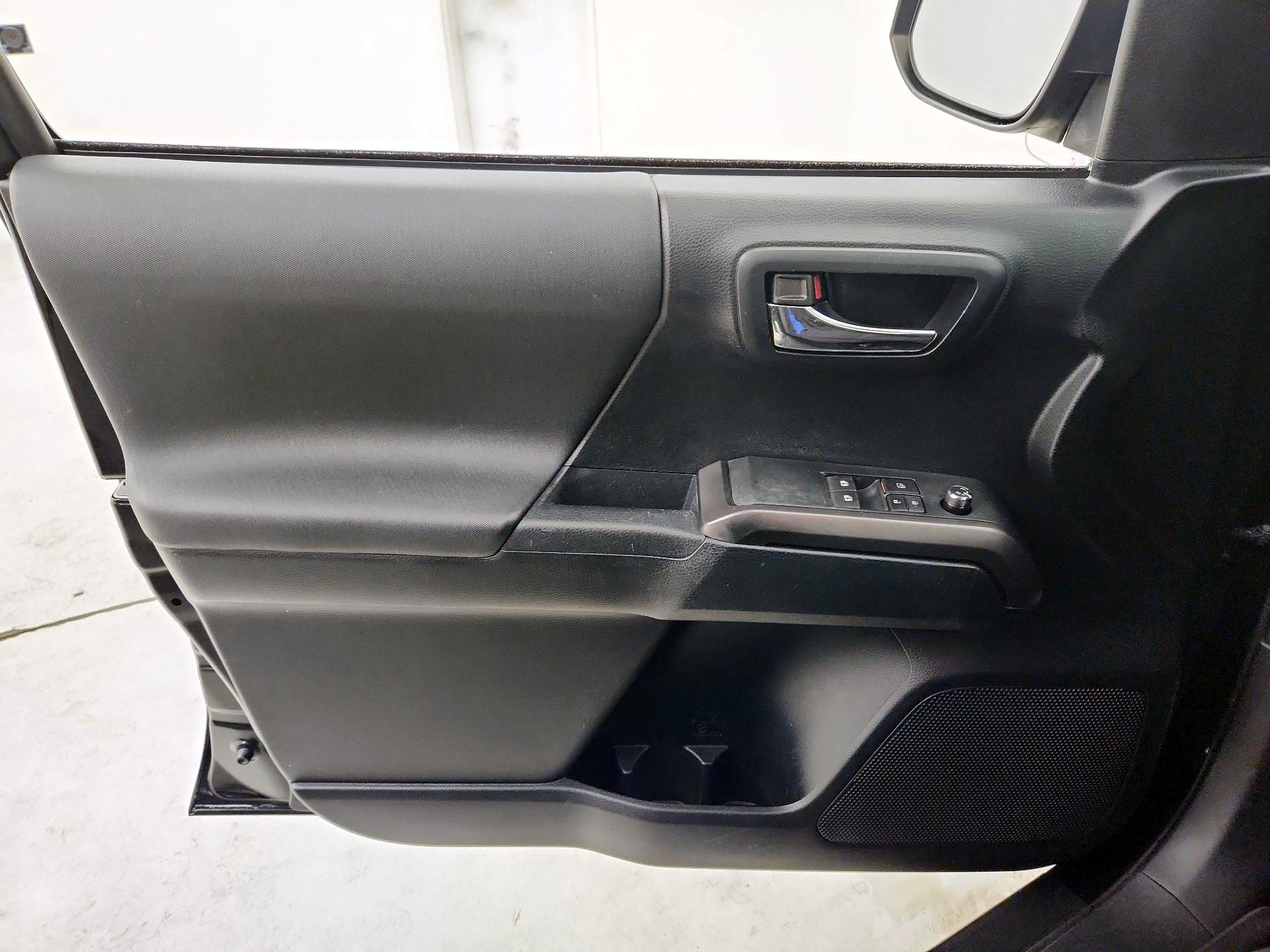 Thumbnail: 2016 Toyota Tacoma - 12