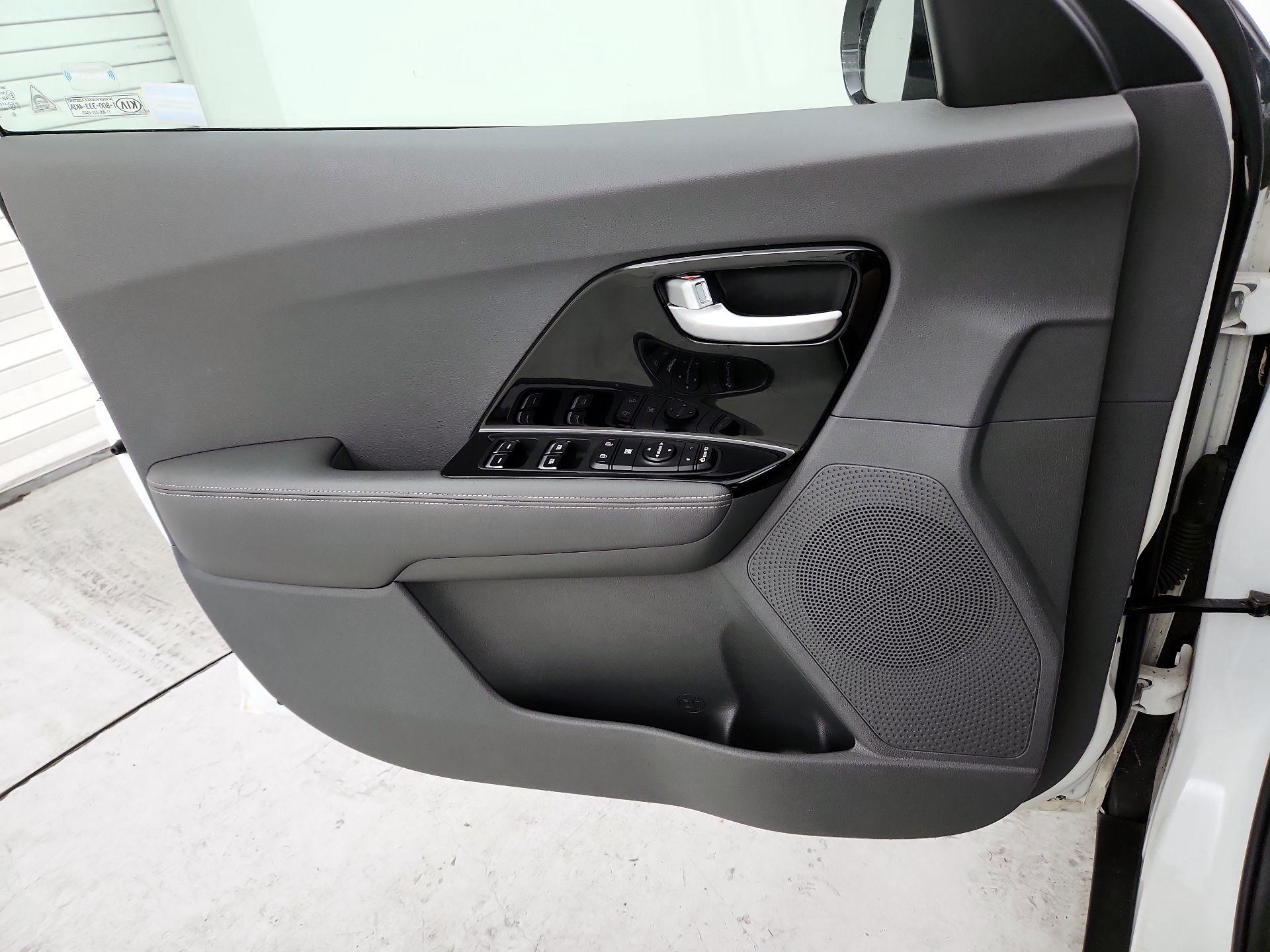 Thumbnail: 2017 Kia Niro - 12