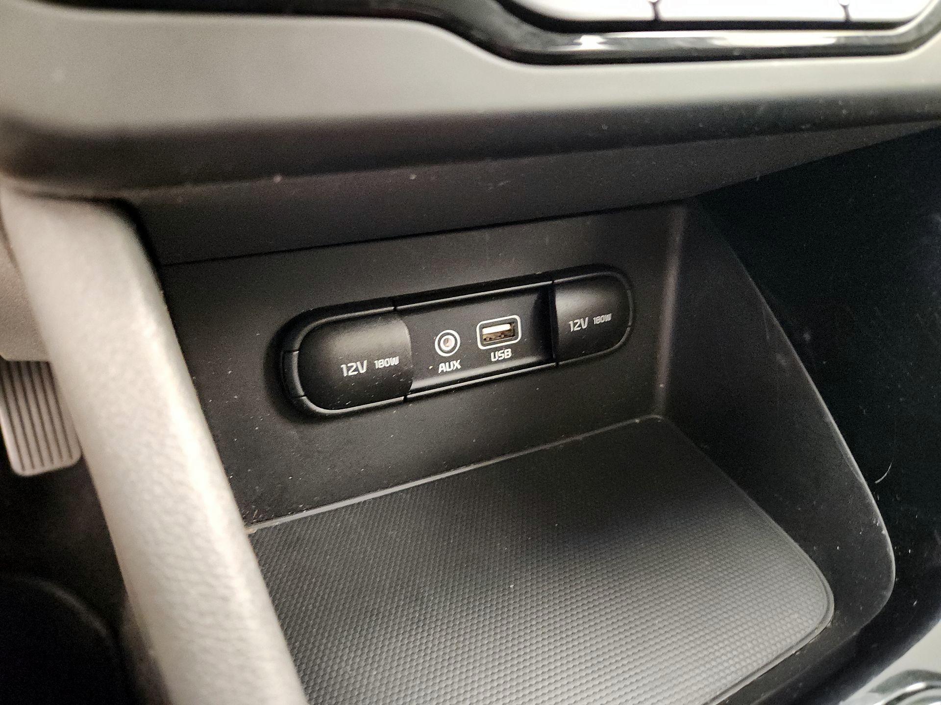 Thumbnail: 2017 Kia Niro - 18