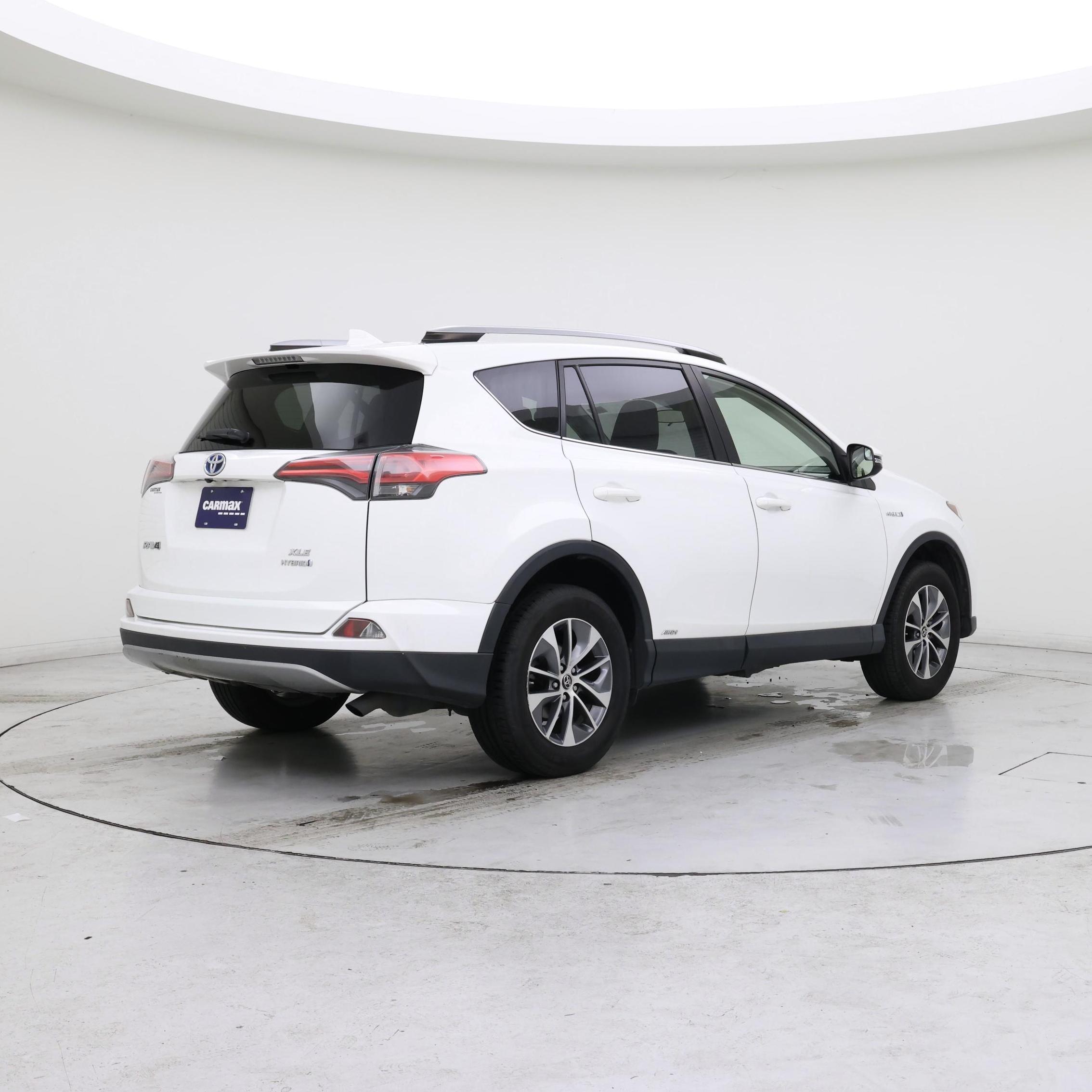 Thumbnail: 2017 Toyota RAV4 - 8