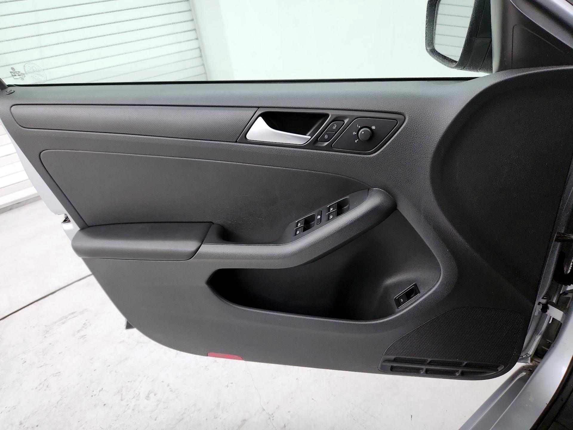 Thumbnail: 2014 Volkswagen Jetta - 12