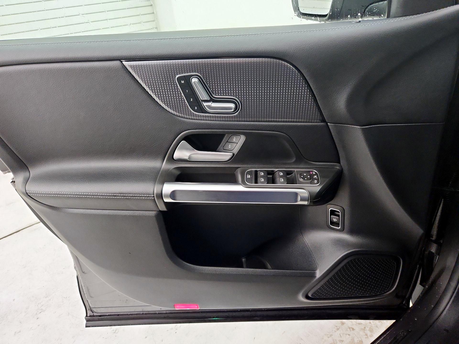 Thumbnail: 2022 Mercedes-Benz GLB - 12