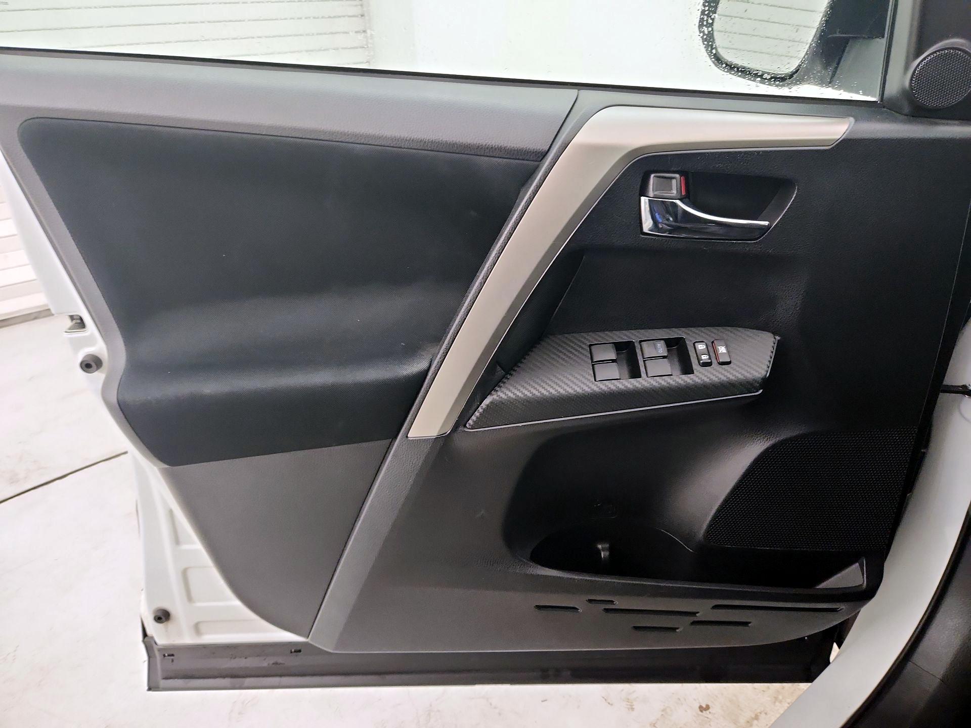 Thumbnail: 2015 Toyota RAV4 - 12