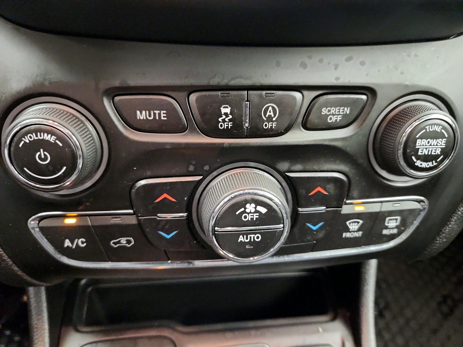 Thumbnail: 2021 Jeep Cherokee - 17