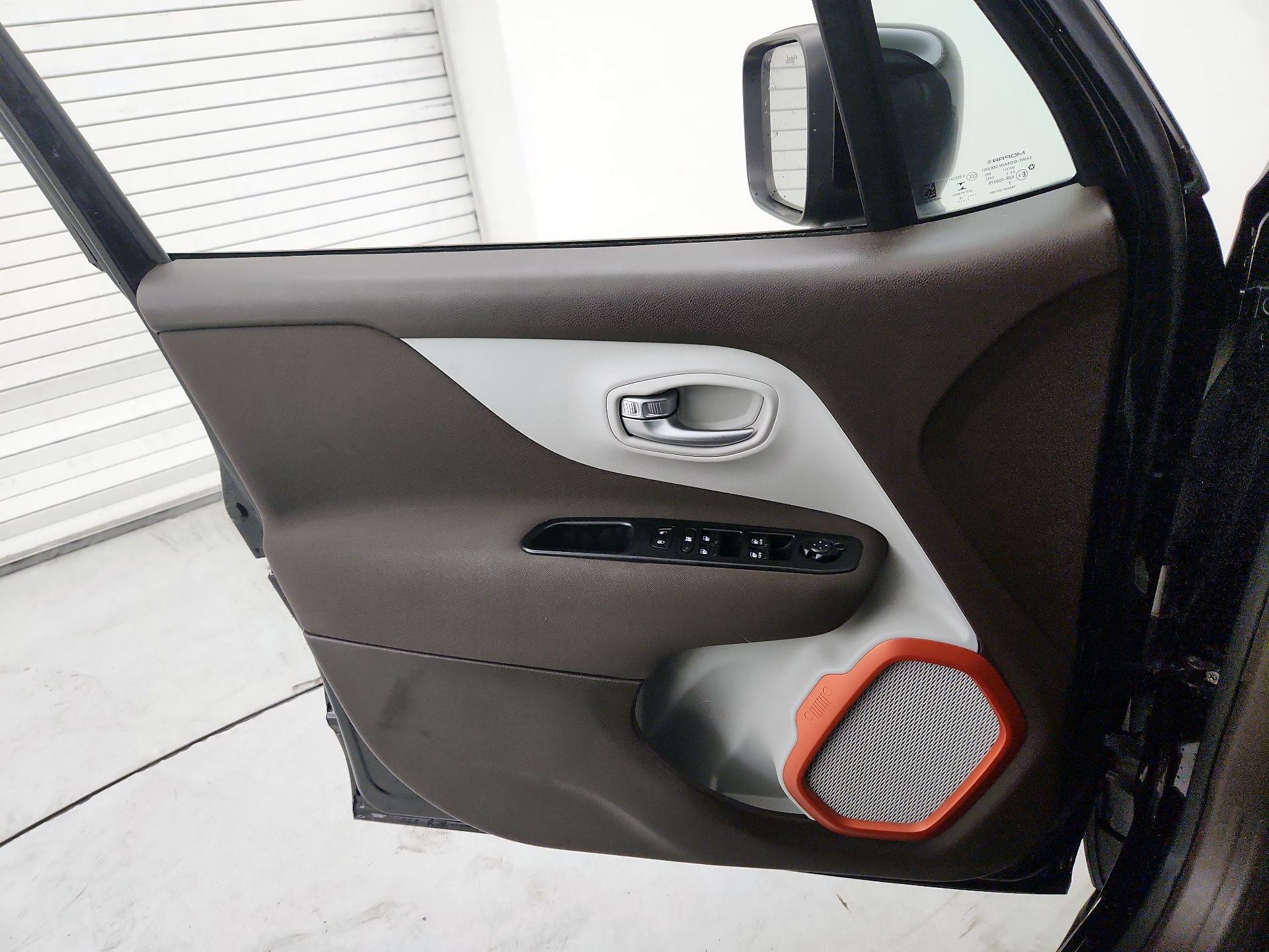 Thumbnail: 2016 Jeep Renegade - 12