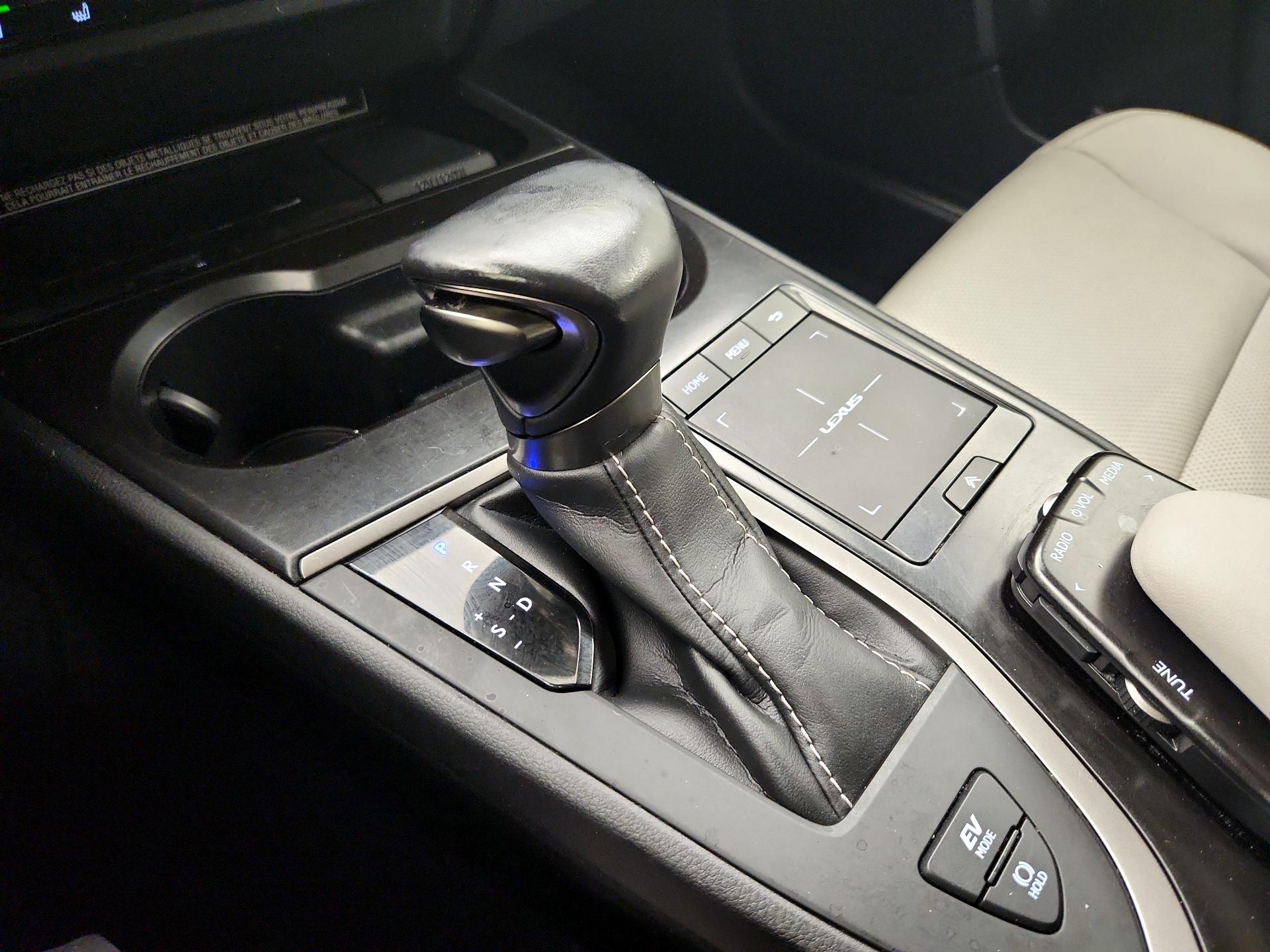 Thumbnail: 2021 Lexus UX - 17