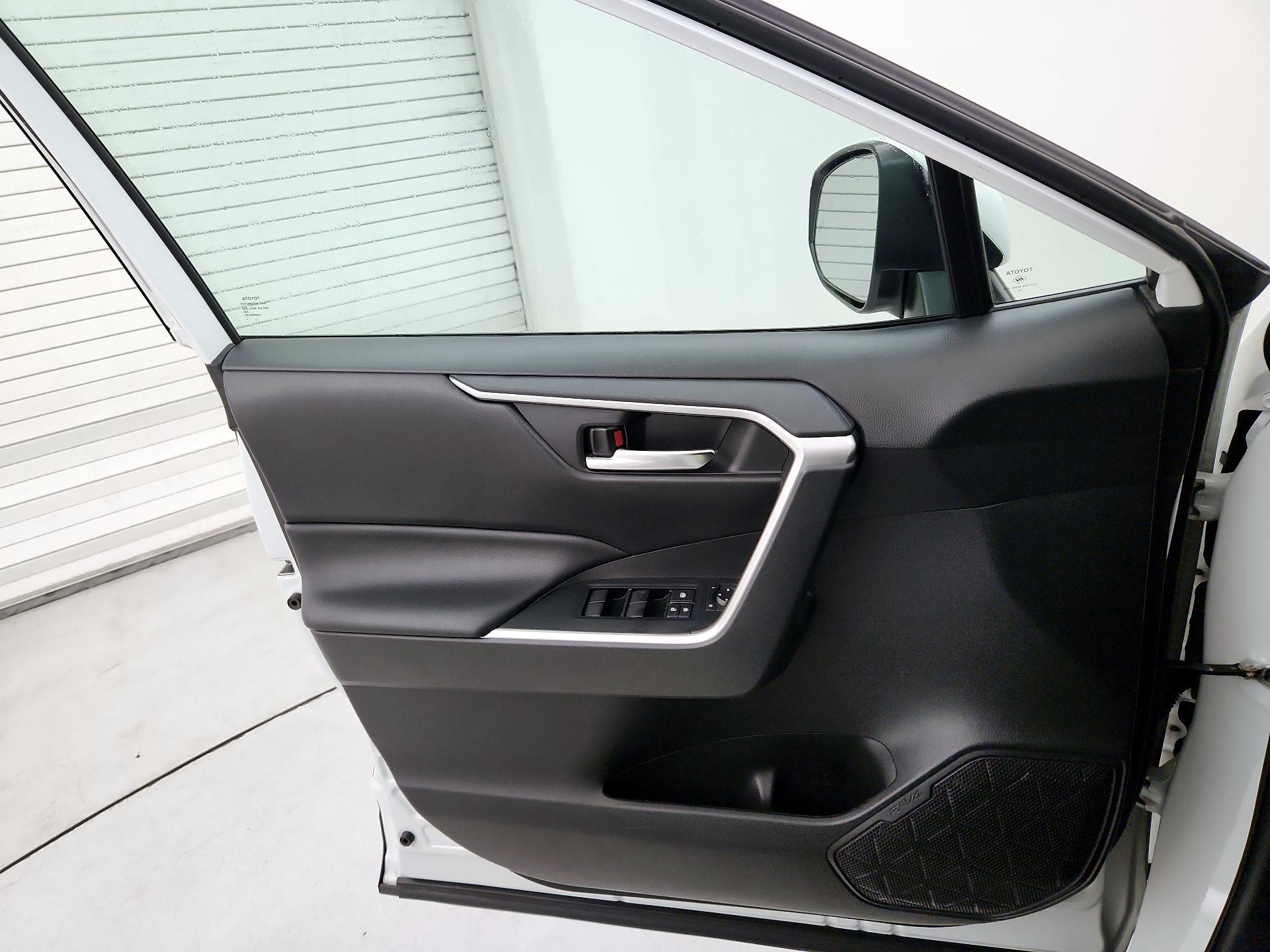 Thumbnail: 2020 Toyota RAV4 - 12