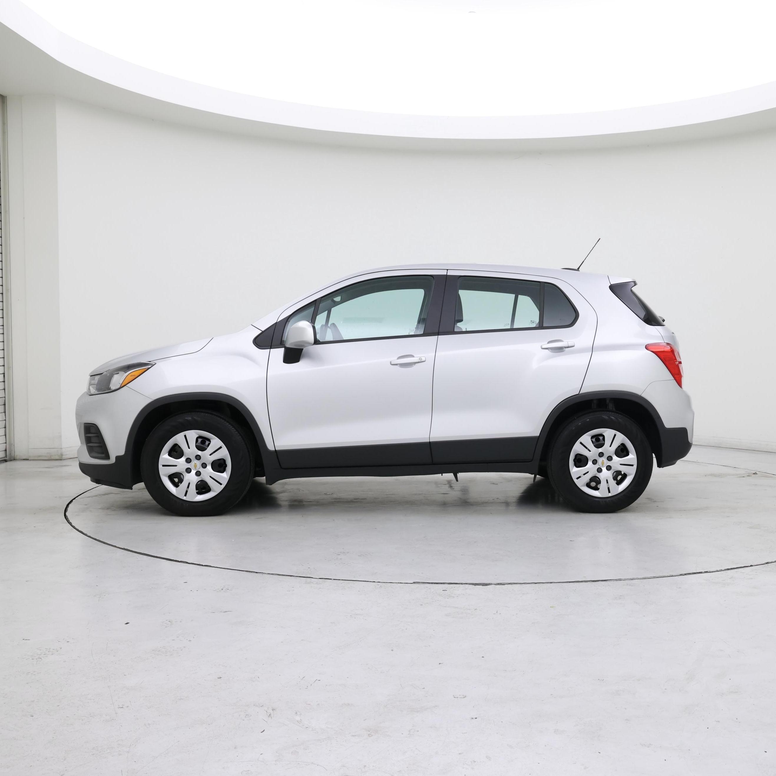 Thumbnail: 2018 Chevrolet Trax - 3