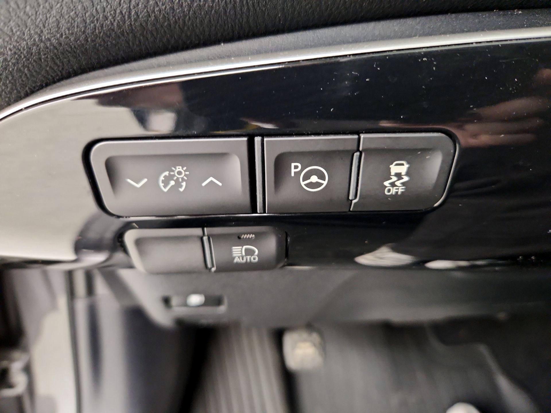 Thumbnail: 2018 Toyota Prius - 13