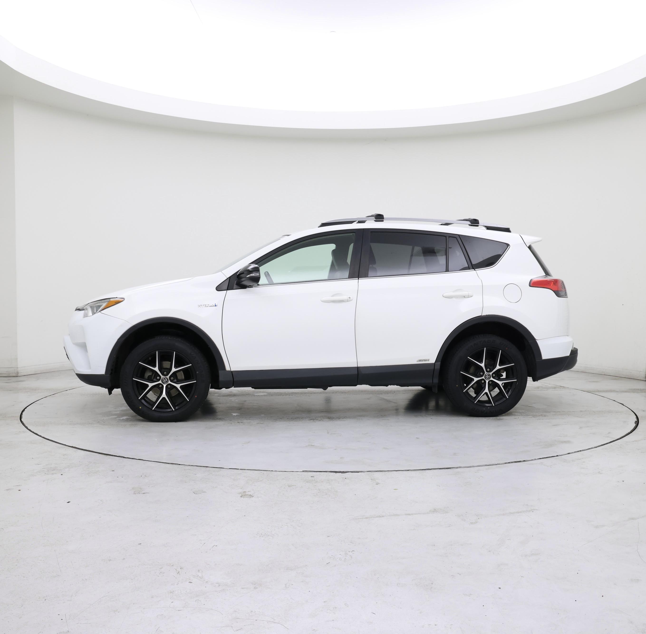 Thumbnail: 2018 Toyota RAV4 - 3