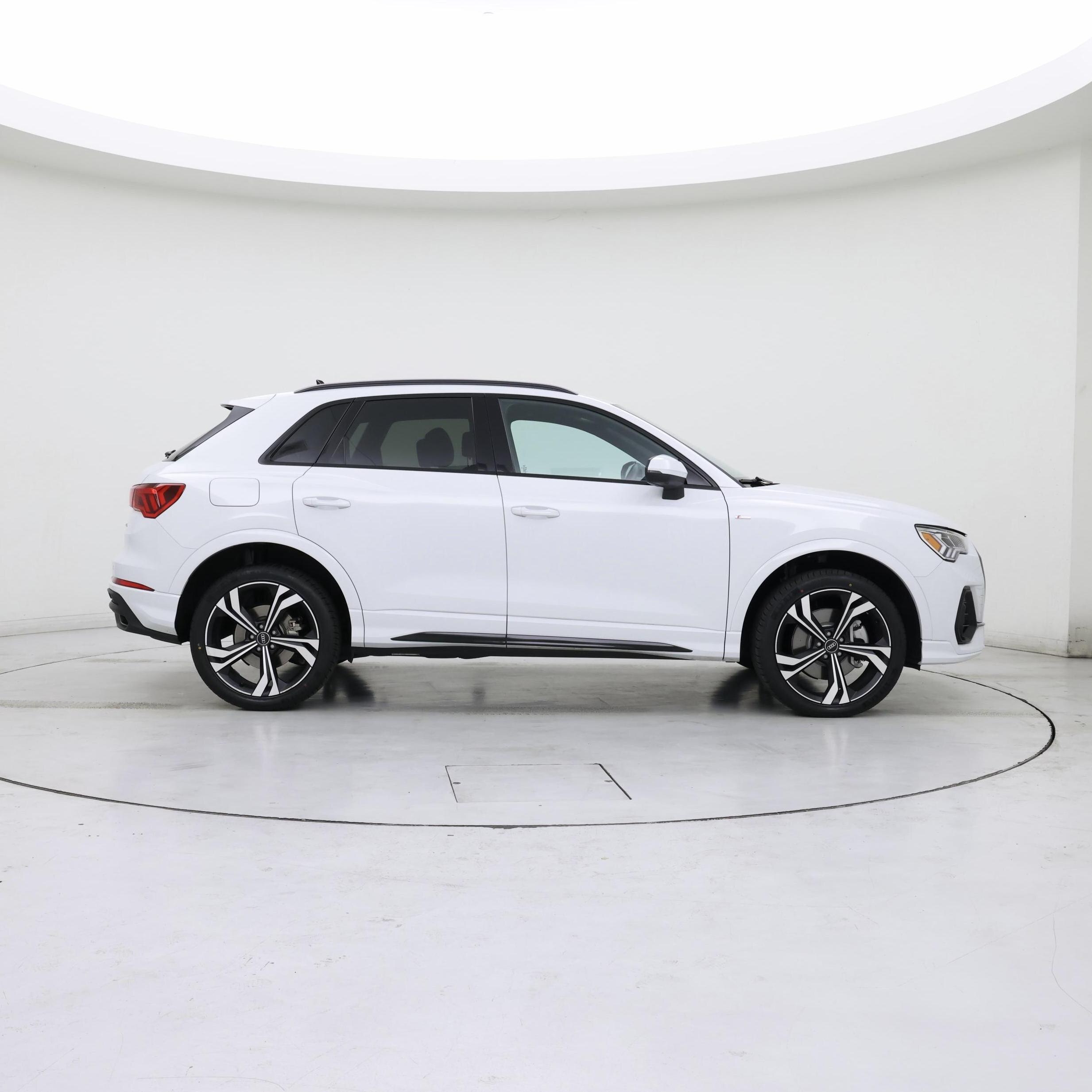 Thumbnail: 2023 Audi Q3 - 7