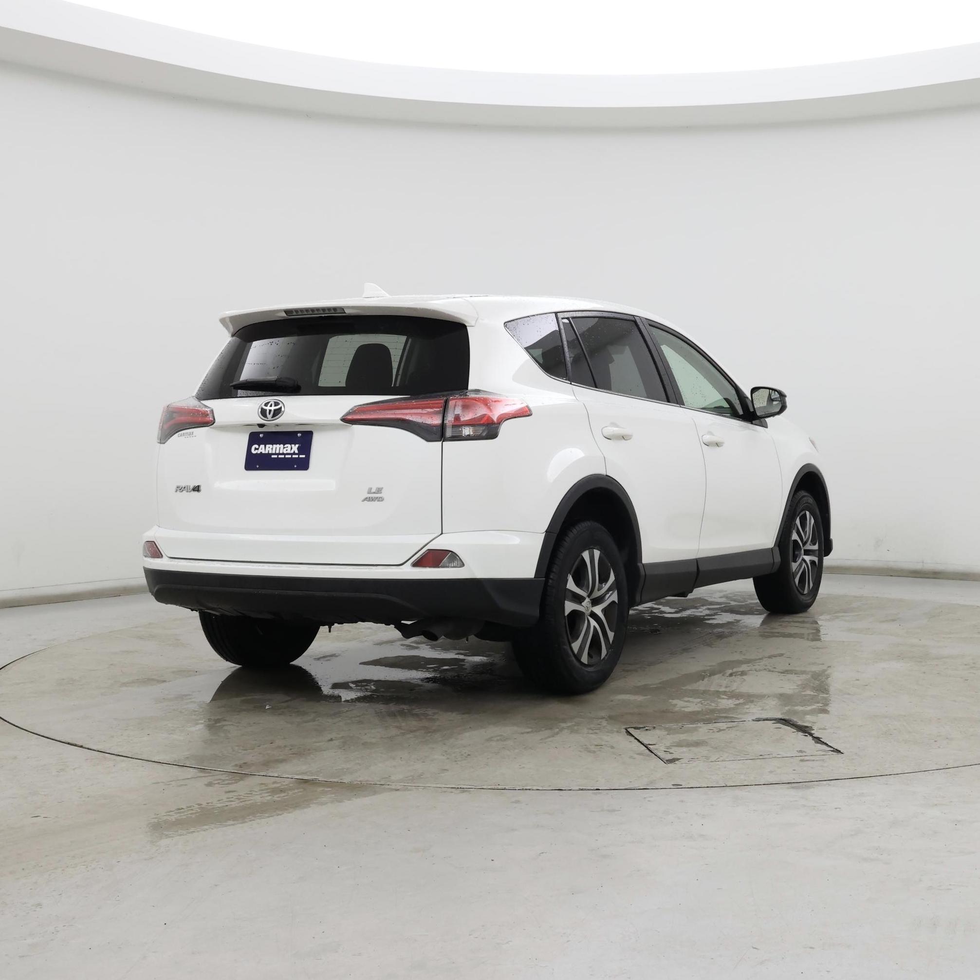 Thumbnail: 2017 Toyota RAV4 - 8