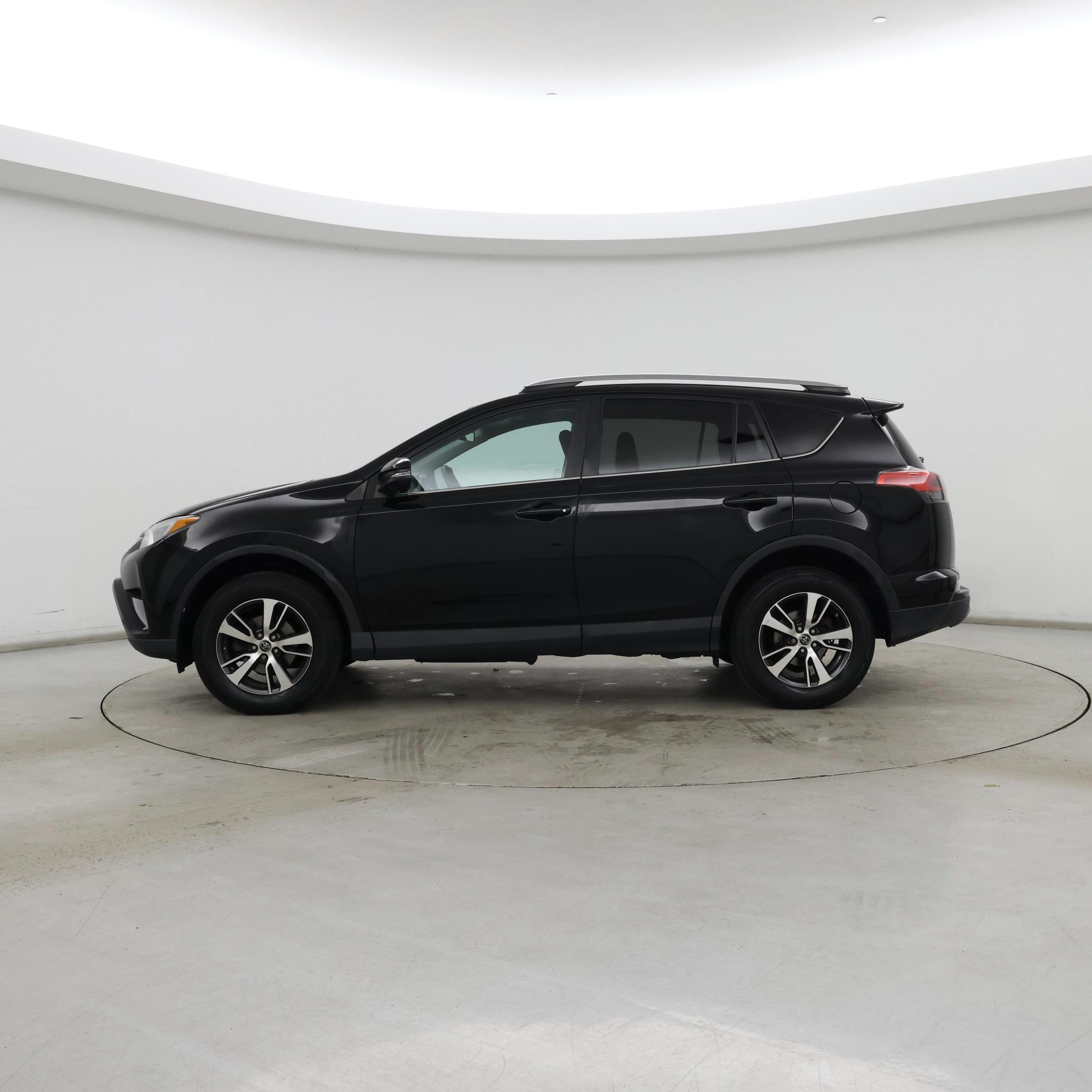 Thumbnail: 2017 Toyota RAV4 - 3