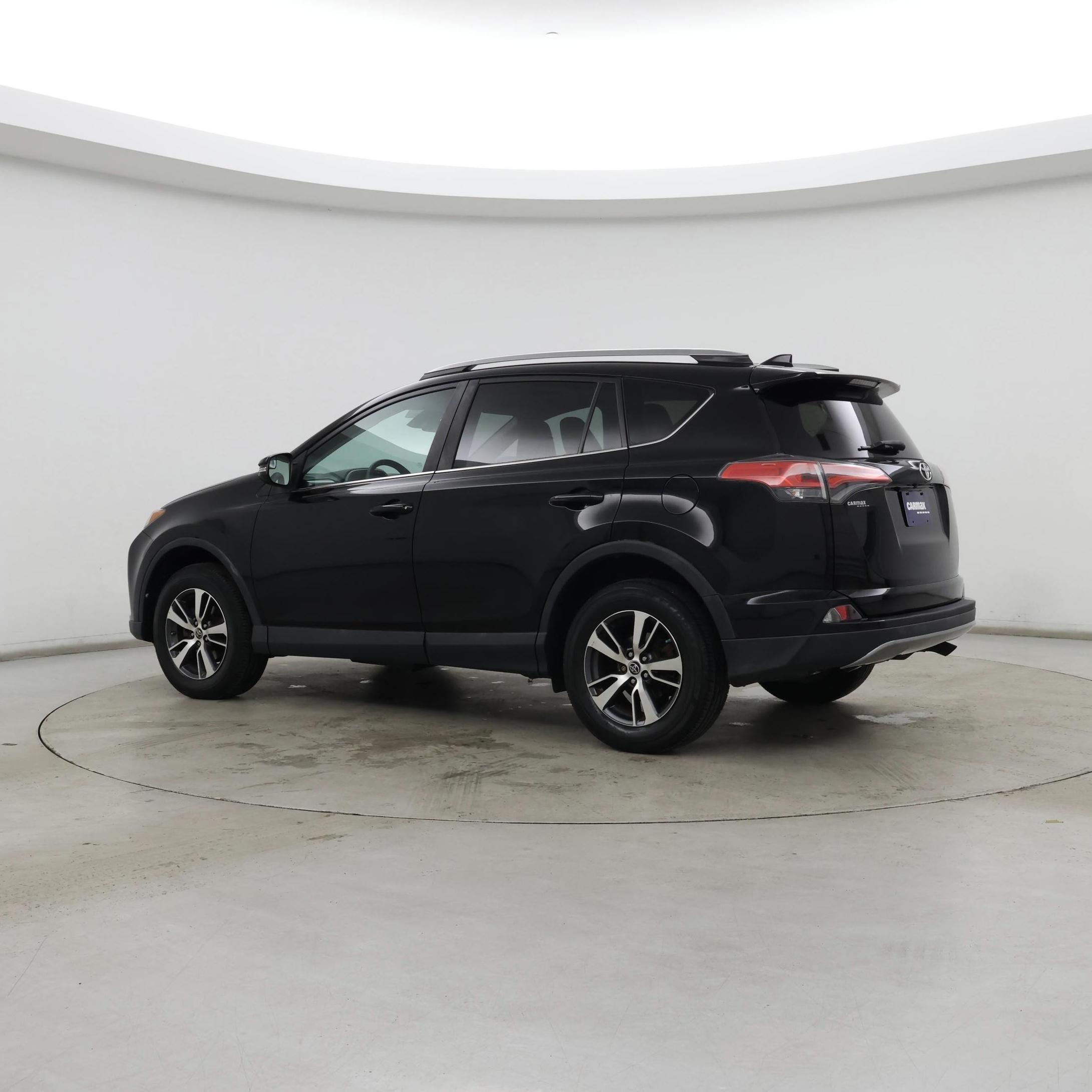 Thumbnail: 2017 Toyota RAV4 - 8