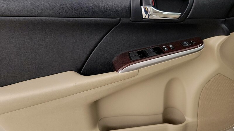 2013 Toyota Camry XLE 12