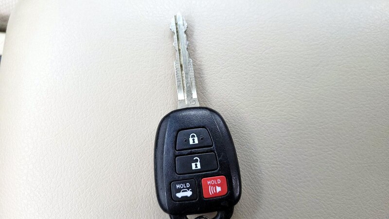 2013 Toyota Camry XLE 22