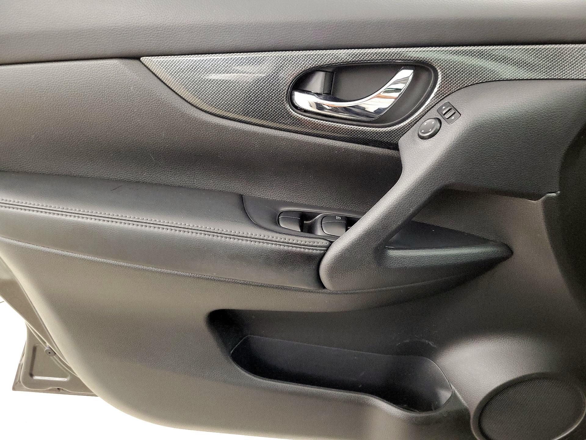 Thumbnail: 2015 Nissan Rogue - 12