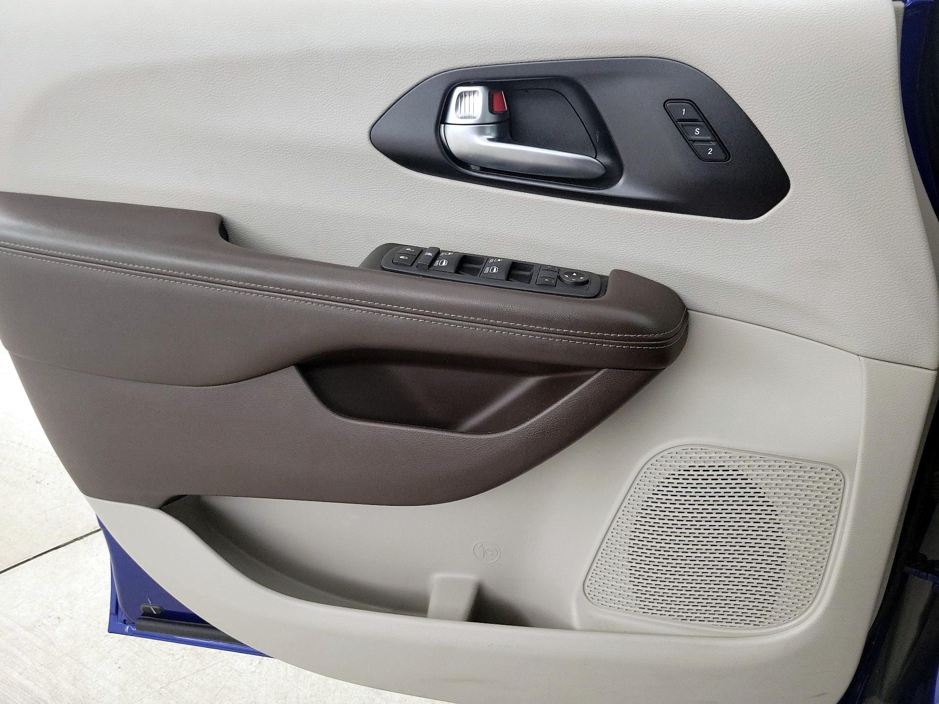 Thumbnail: 2020 Chrysler Pacifica - 12