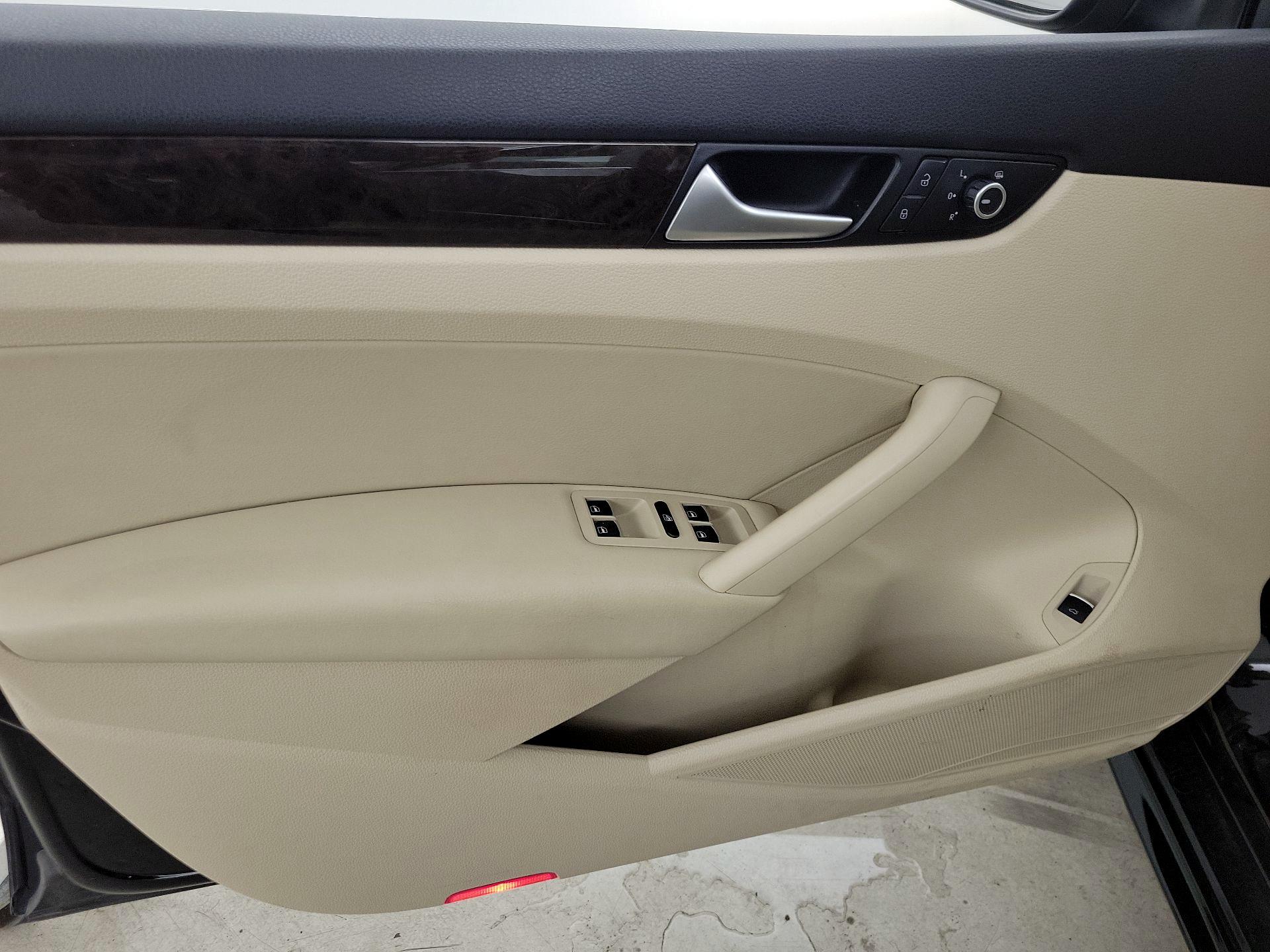 Thumbnail: 2015 Volkswagen Passat - 12